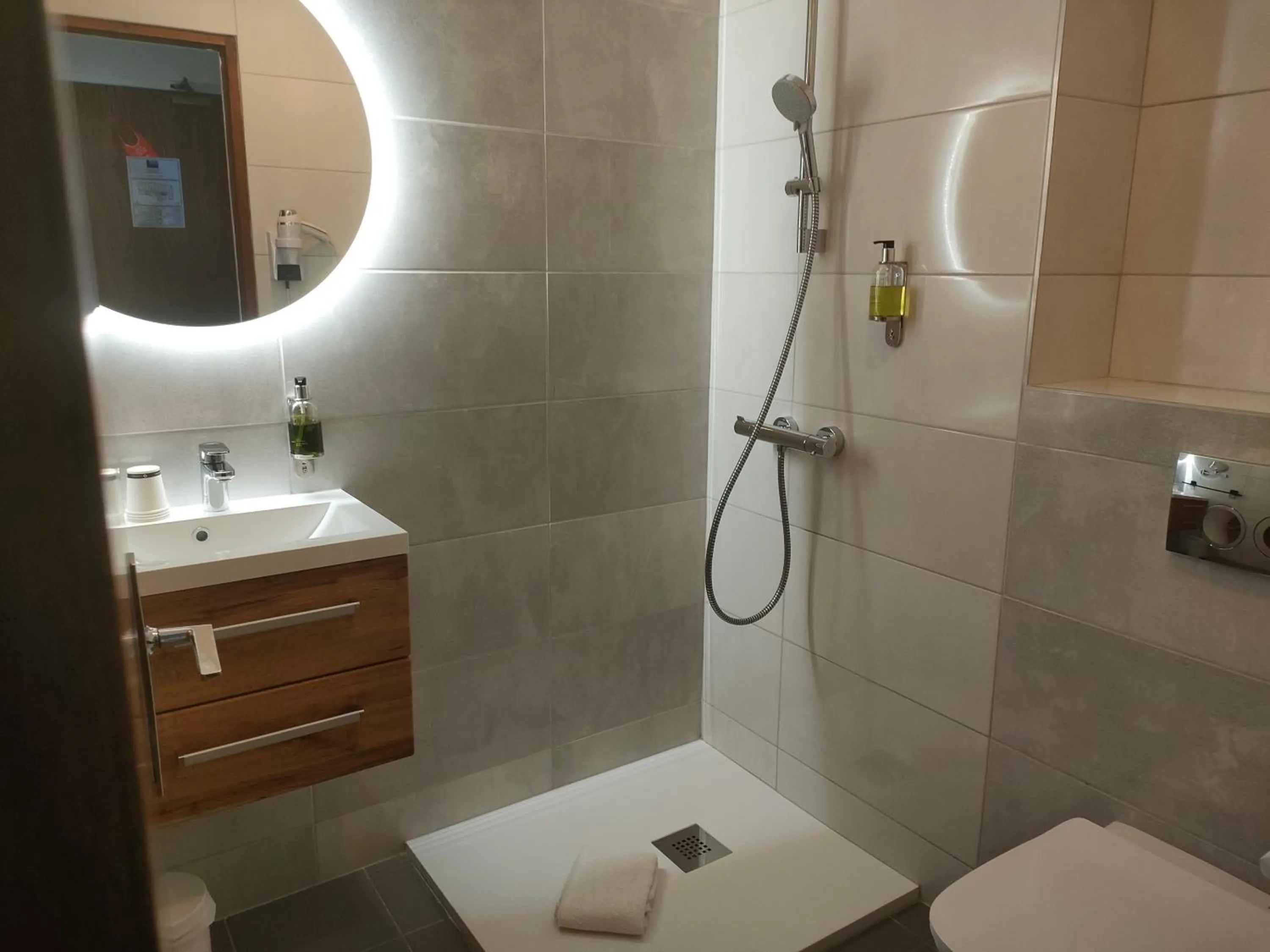 Shower in Hotel Lou Granva