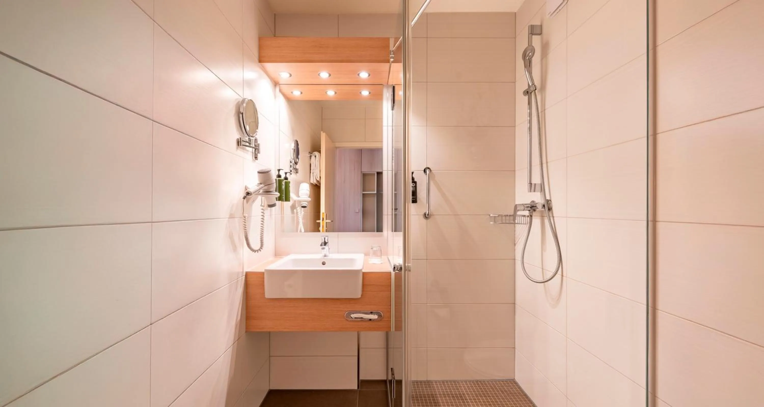 Bathroom in PLAZA INN Goslar