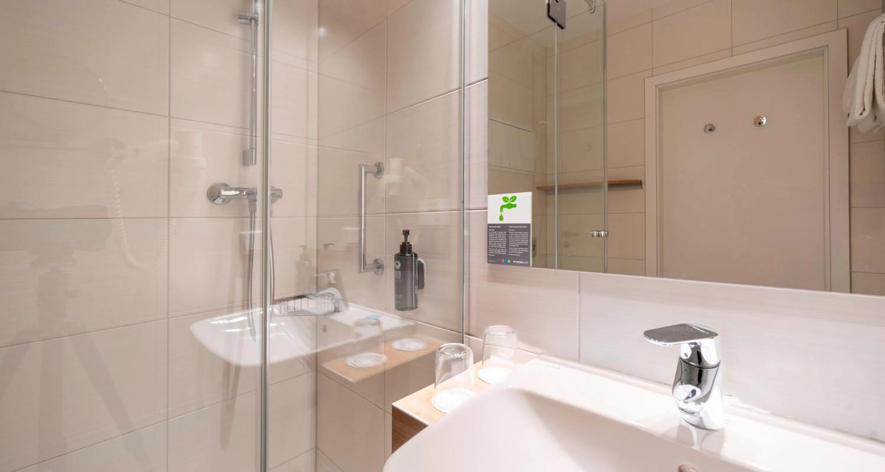 Bathroom in PLAZA INN Goslar