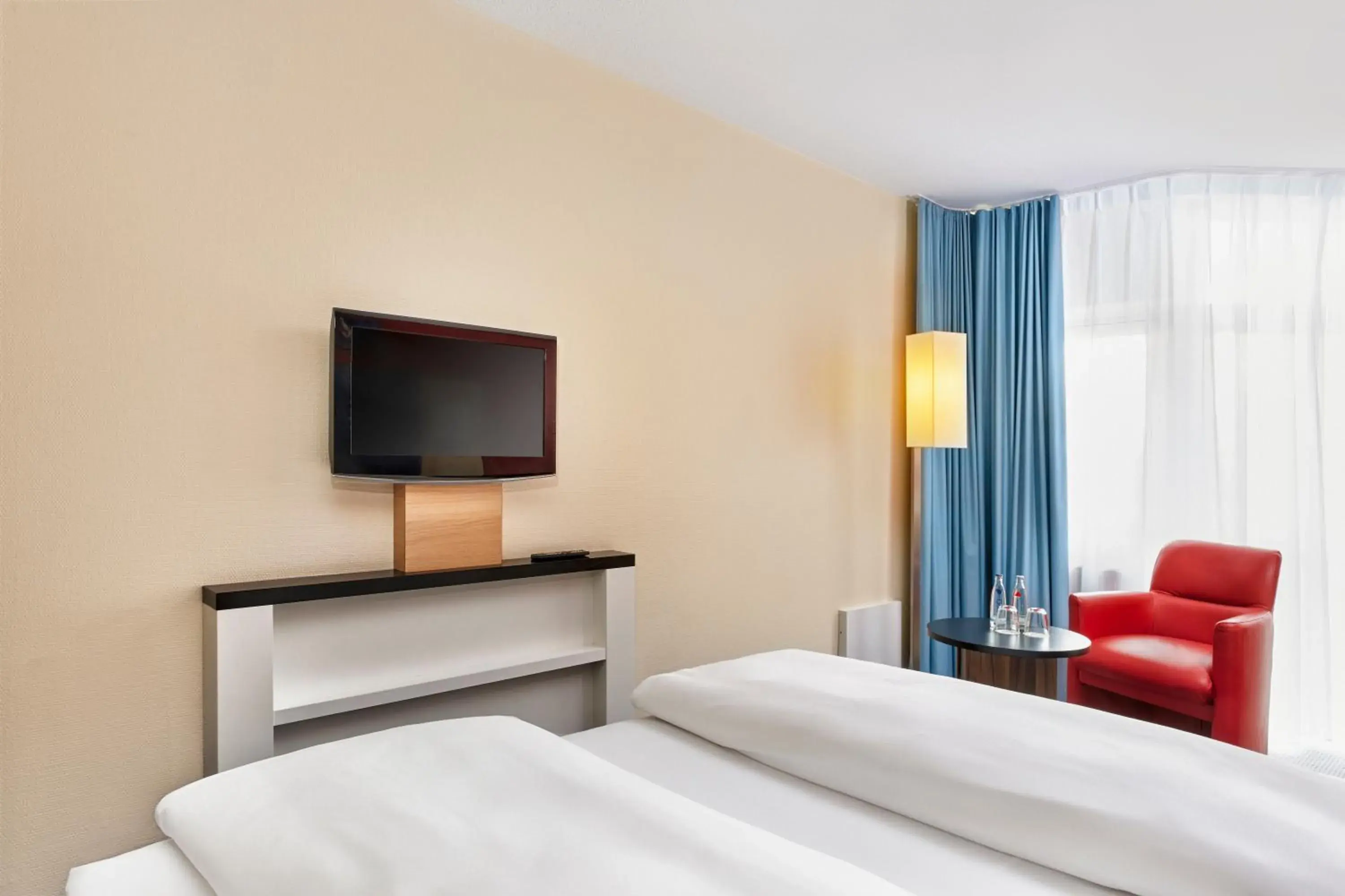 Photo of the whole room, Bed in H+ Hotel Köln Brühl Photo of the whole room, Bed in H+ Hotel Köln Brühl