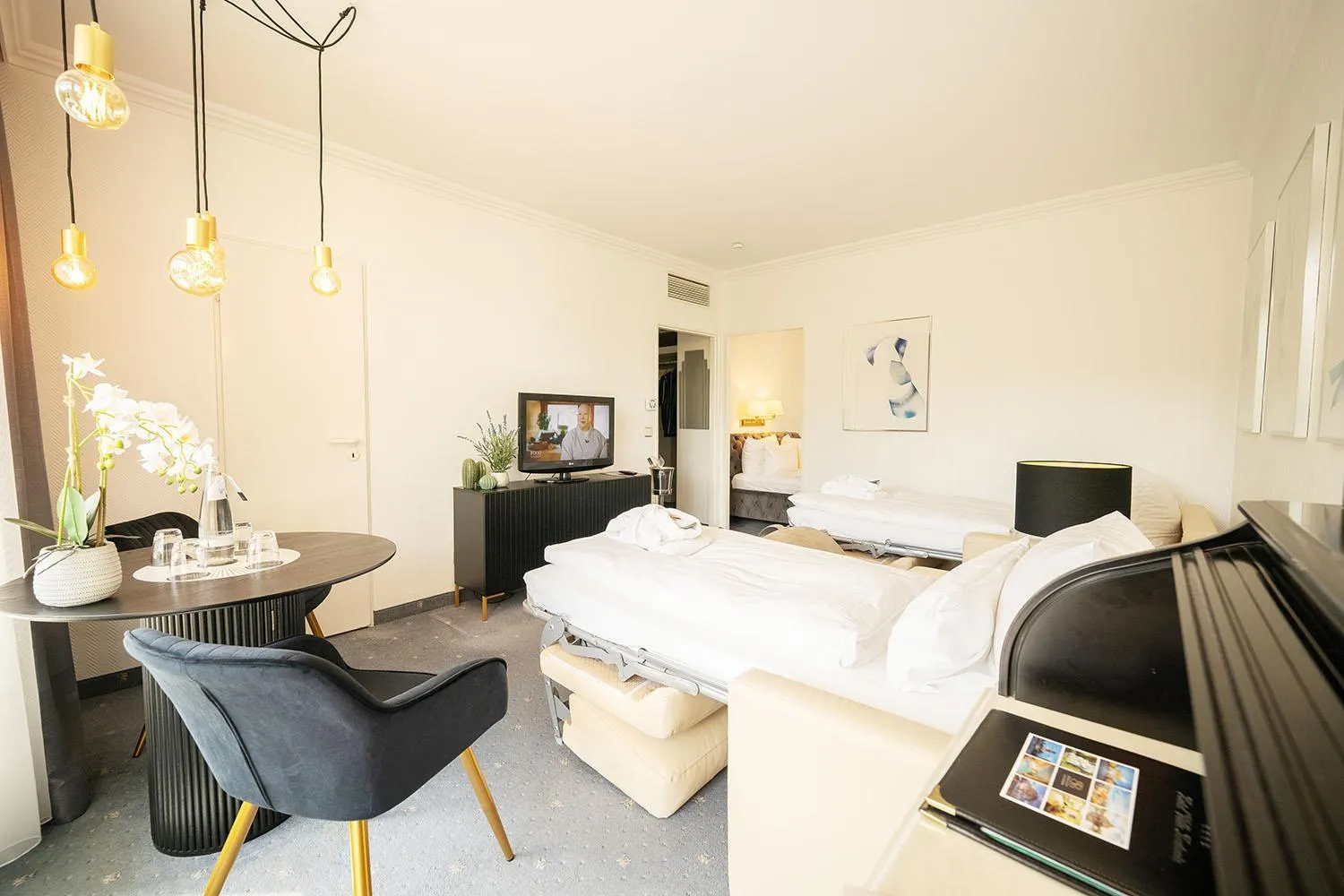 Communal lounge/ TV room, Bed in Bernstein Hotel Villa Kastania