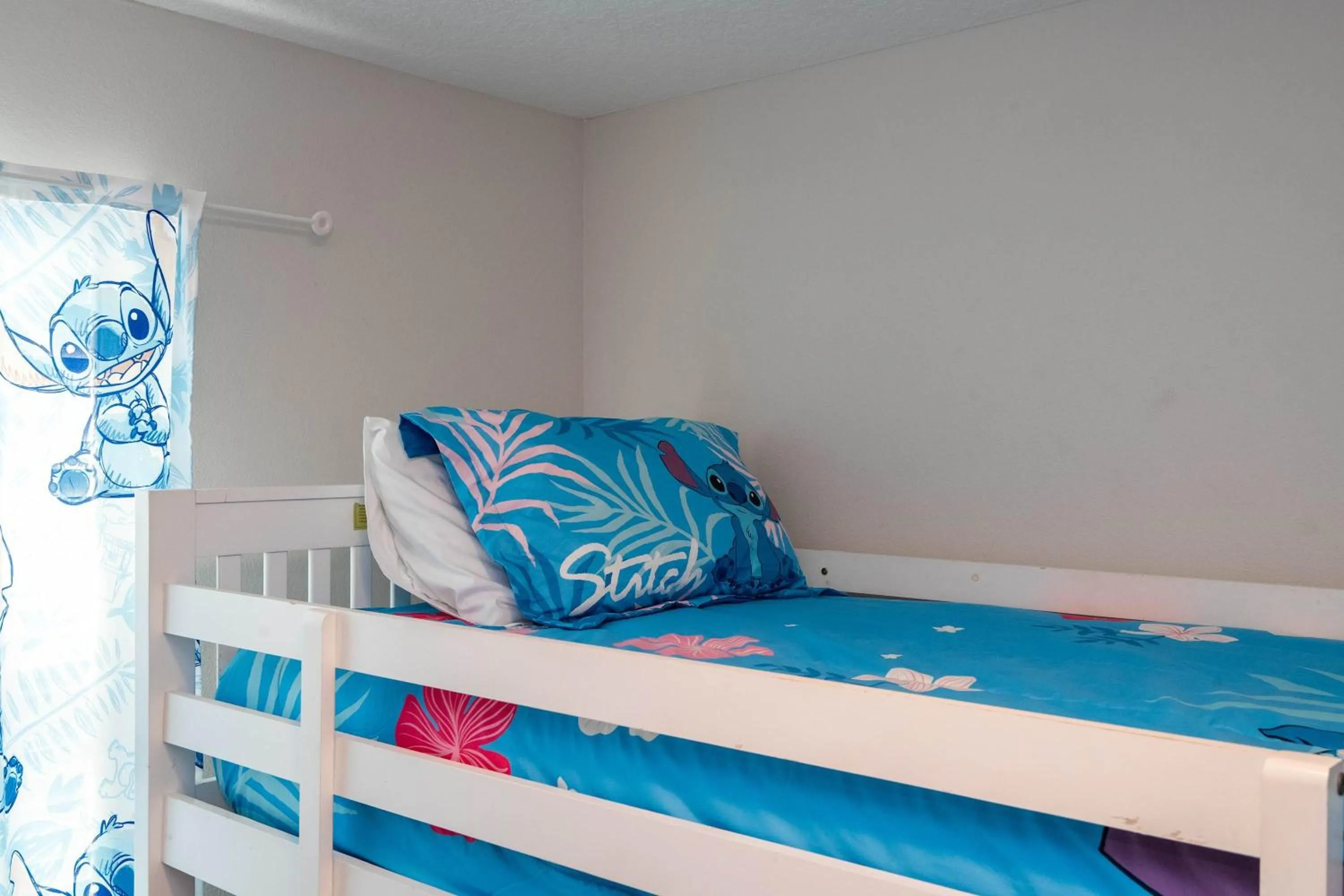 Bed in Family Friendly Four Bedroom w/ Pool @SolaraResort 1517