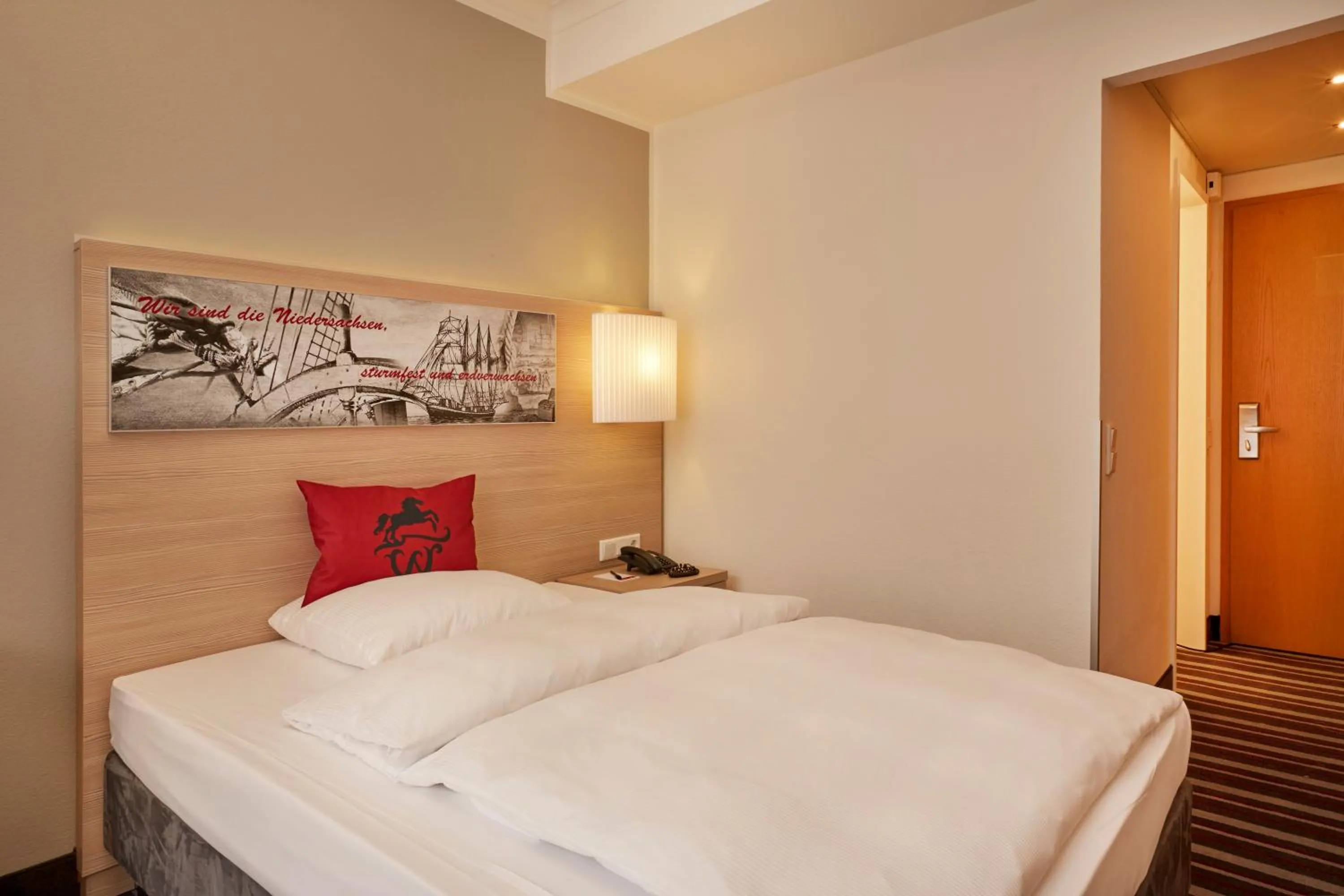 Photo of the whole room, Bed in H+ Hotel Stade Herzog Widukind