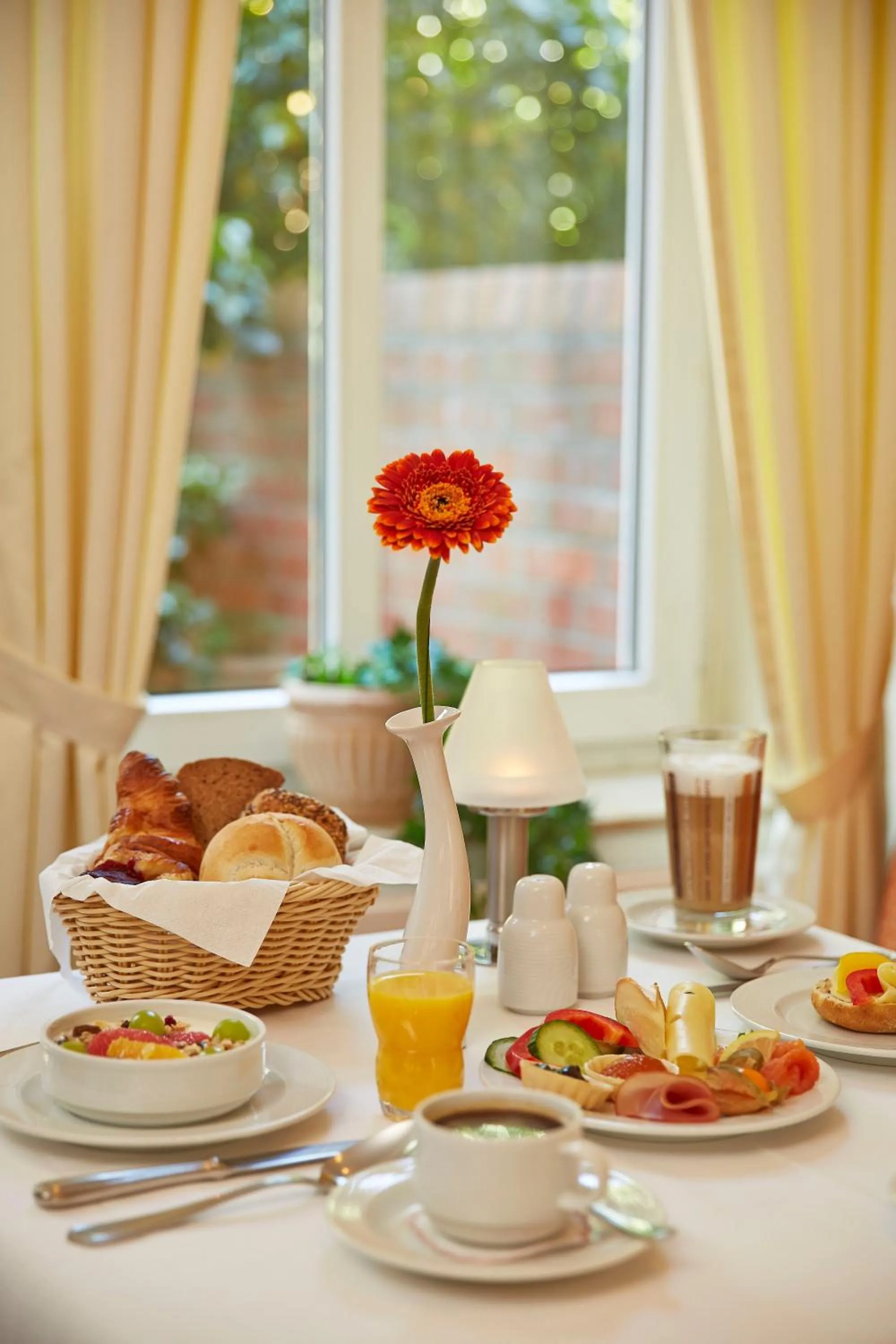 Breakfast in H+ Hotel Stade Herzog Widukind