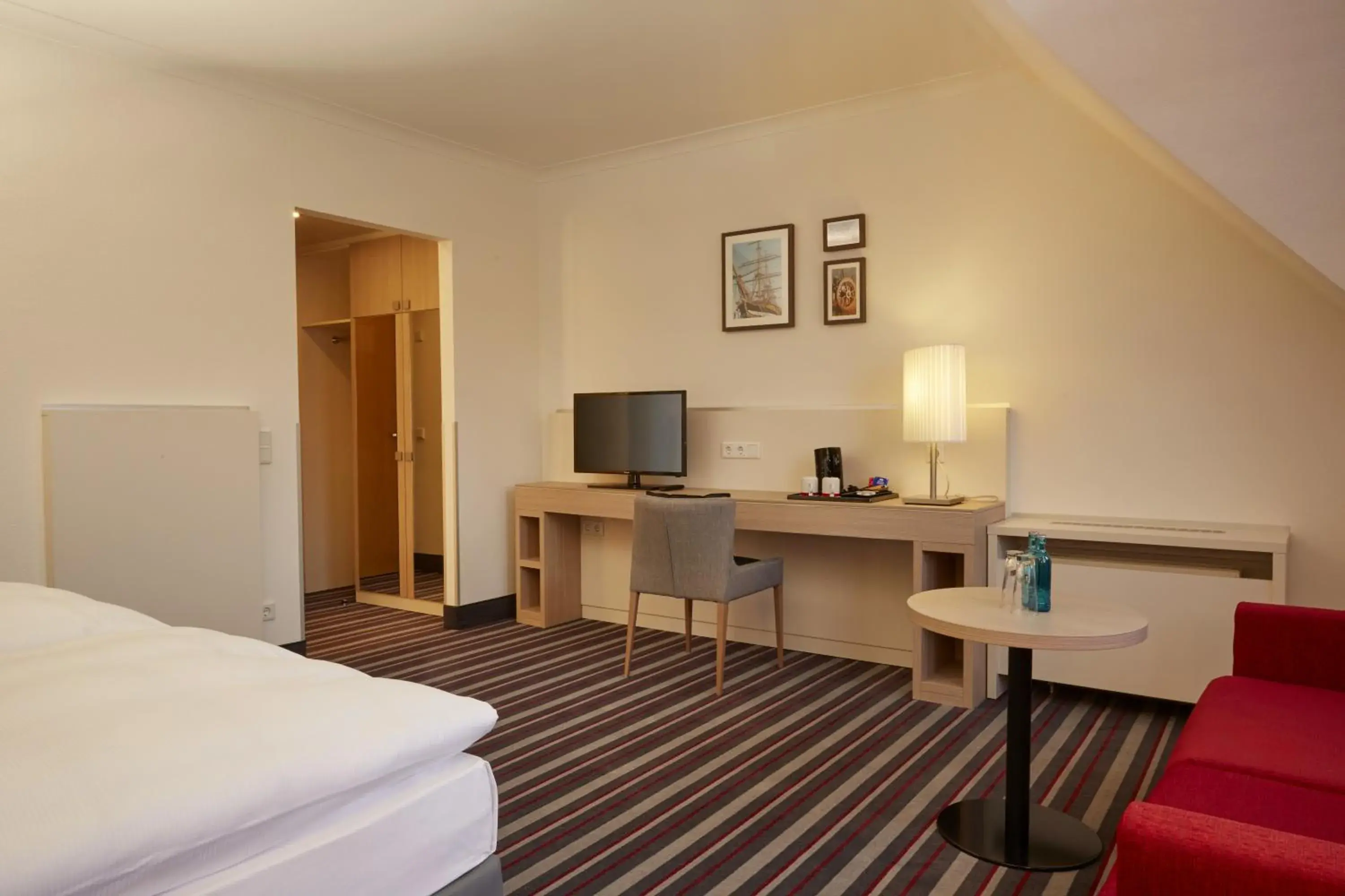 Photo of the whole room, Bed in H+ Hotel Stade Herzog Widukind Photo of the whole room, Bed in H+ Hotel Stade Herzog Widukind