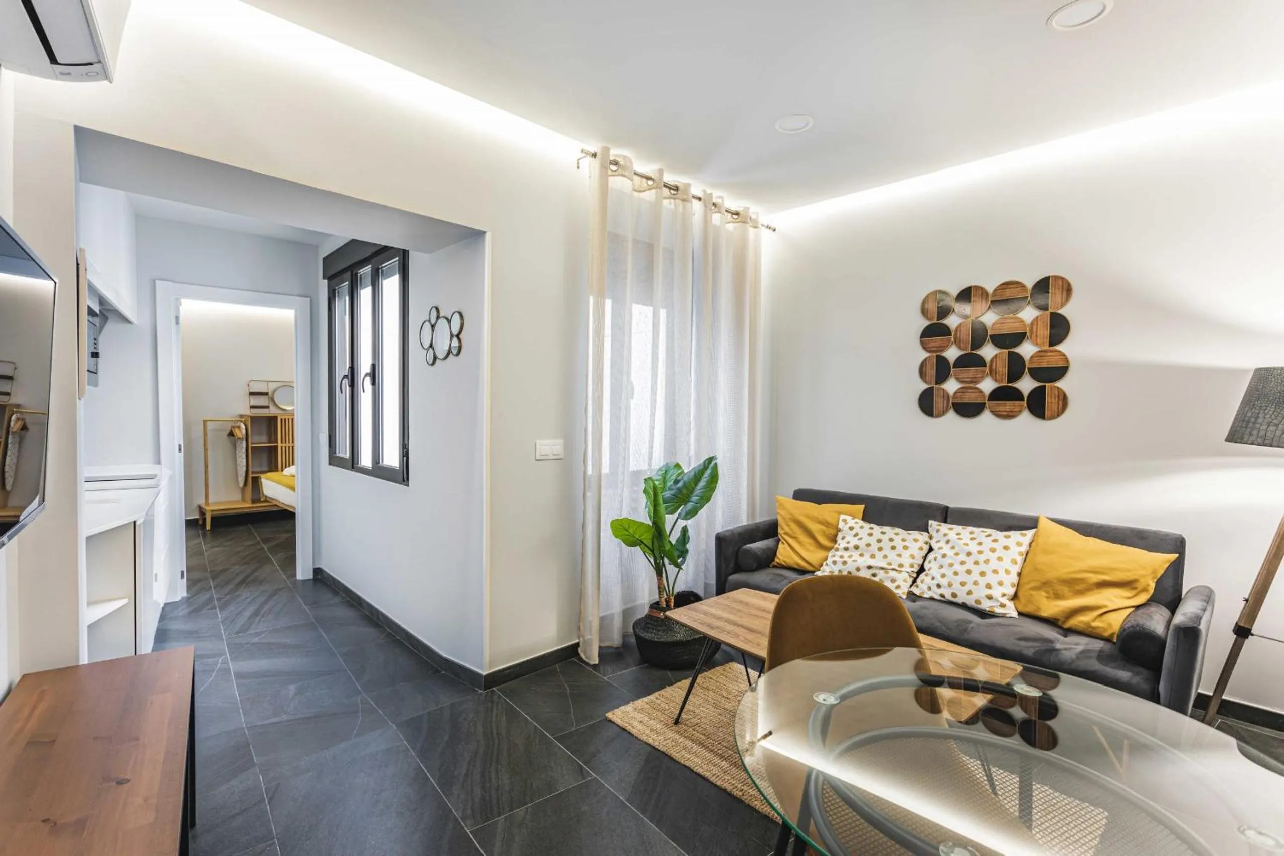 TV and multimedia in Apartamentos Cáceres Central Suites