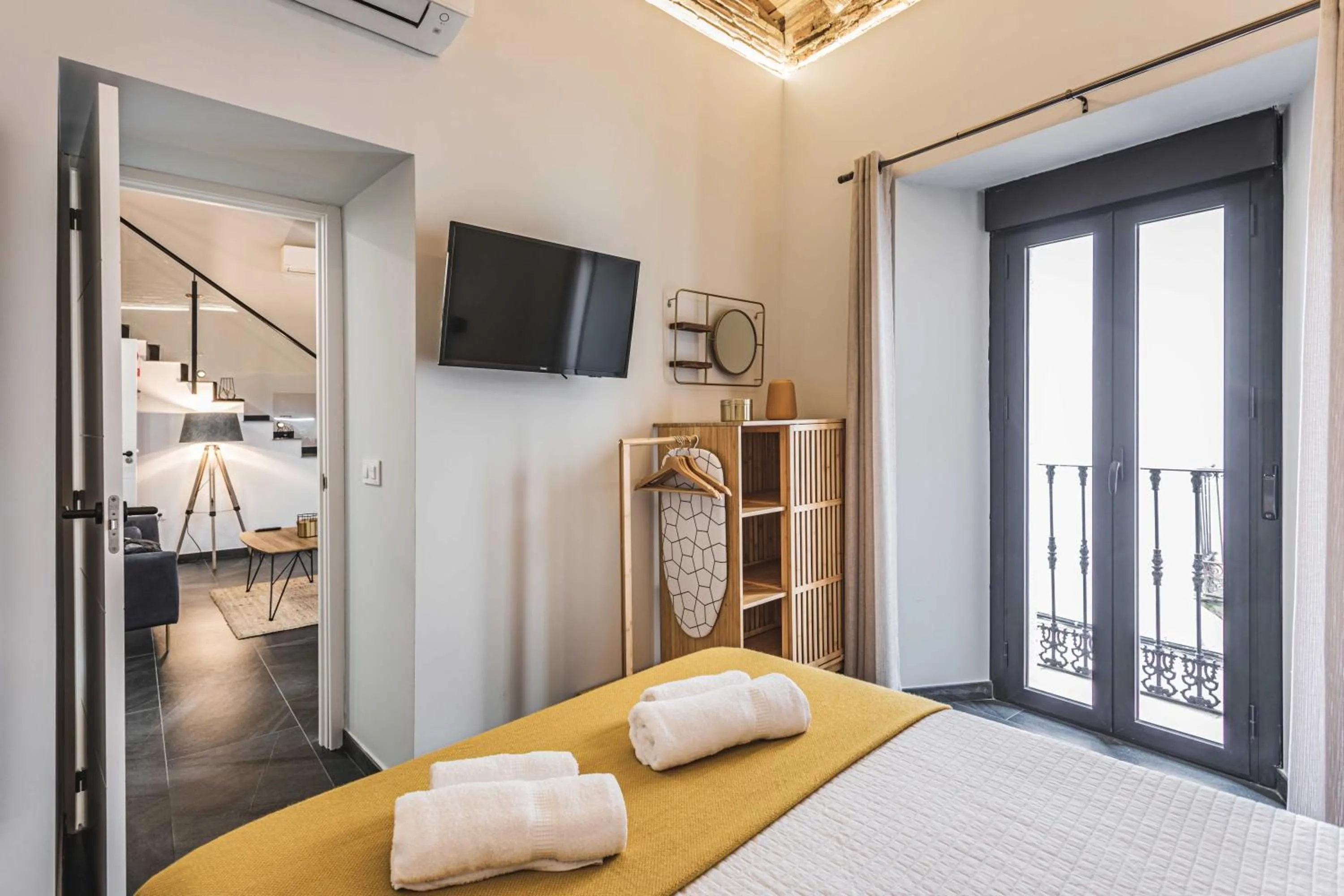 Bedroom, Bed in Apartamentos Cáceres Central Suites