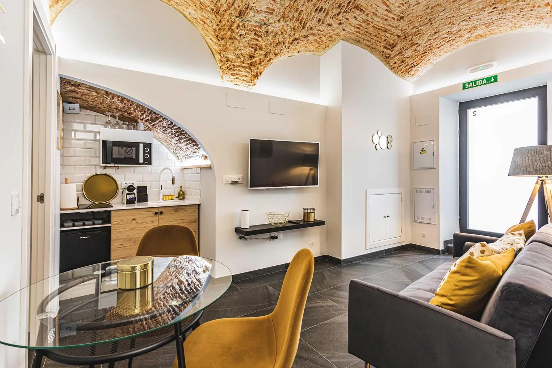 TV and multimedia in Apartamentos Cáceres Central Suites