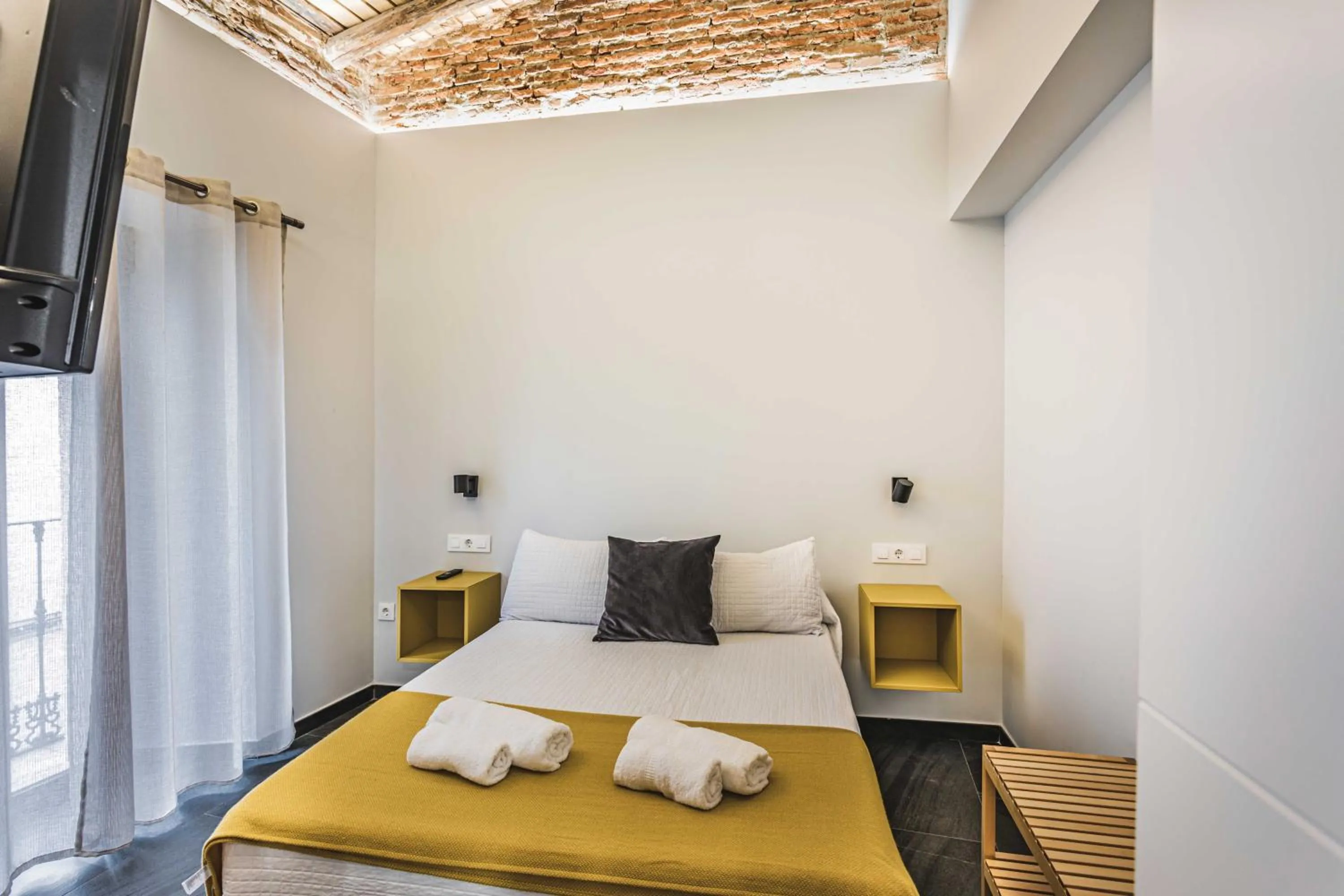 Bedroom, Bed in Apartamentos Cáceres Central Suites