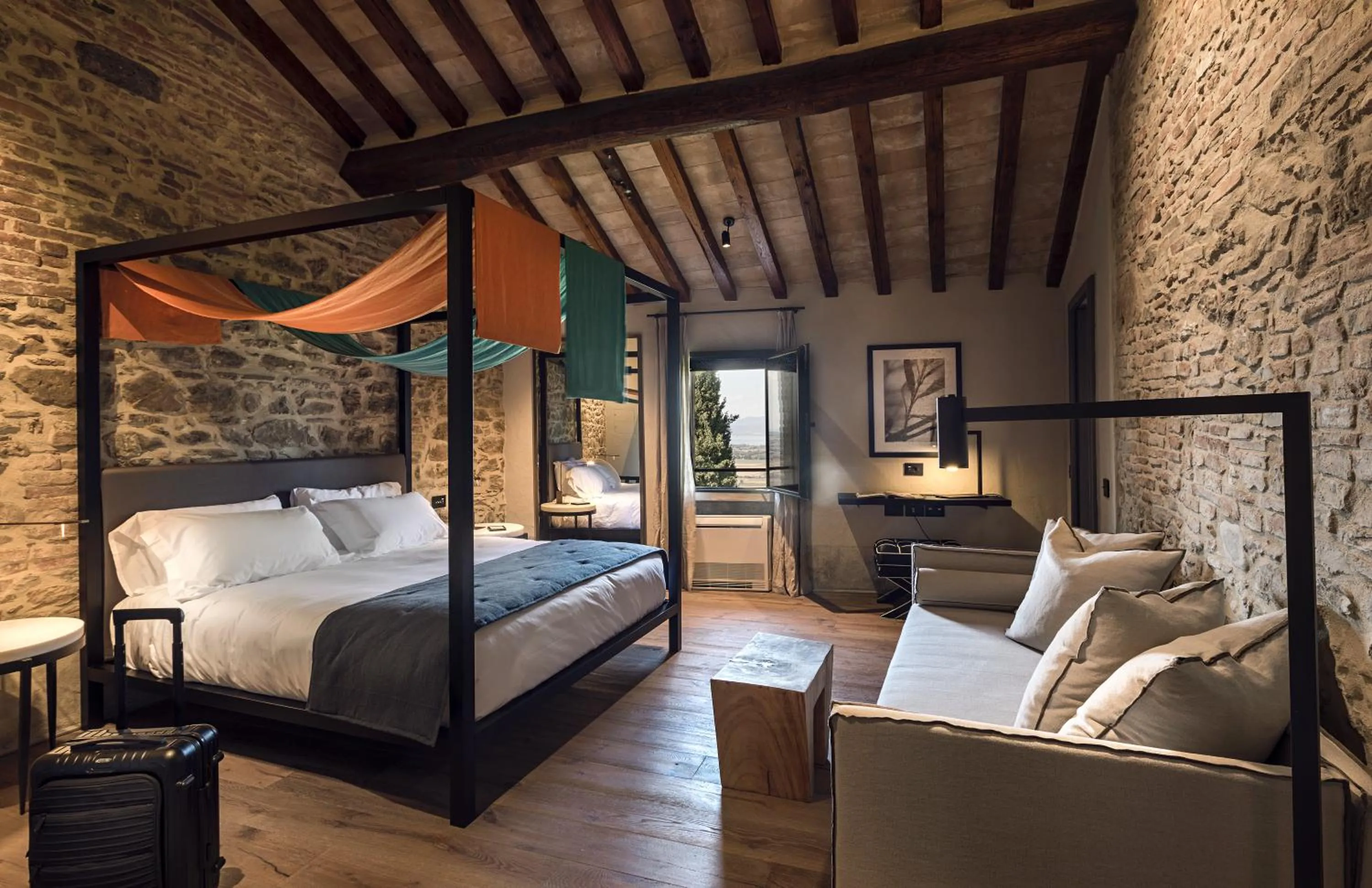 Bedroom, Bed in Rastrello