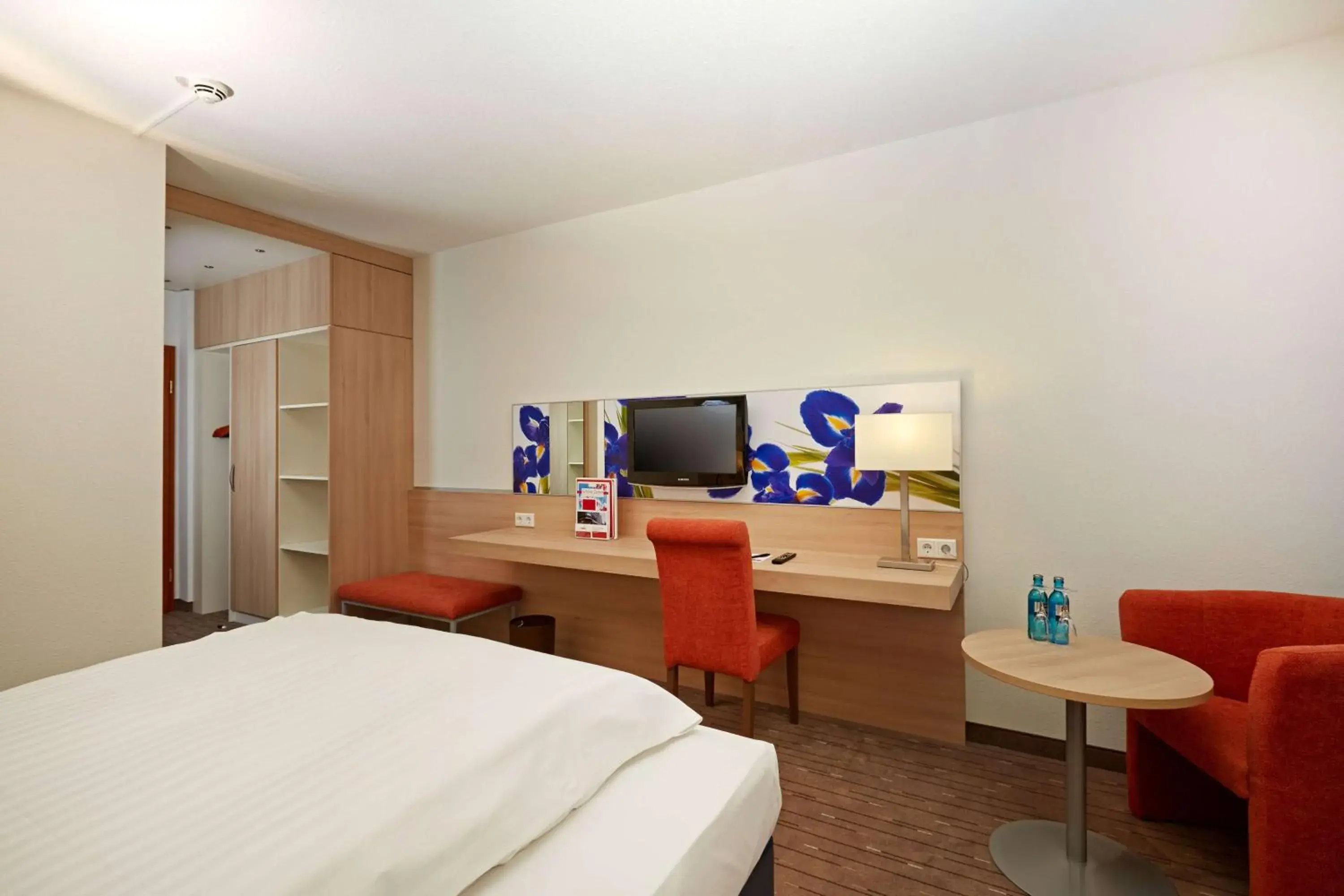 Photo of the whole room, Bed in H+ Hotel Wiesbaden Niedernhausen Photo of the whole room, Bed in H+ Hotel Wiesbaden Niedernhausen