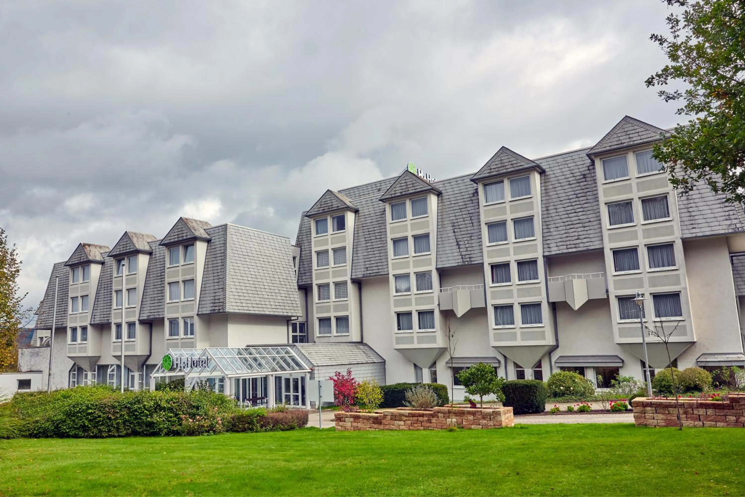 Facade/entrance in H+ Hotel Wiesbaden Niedernhausen