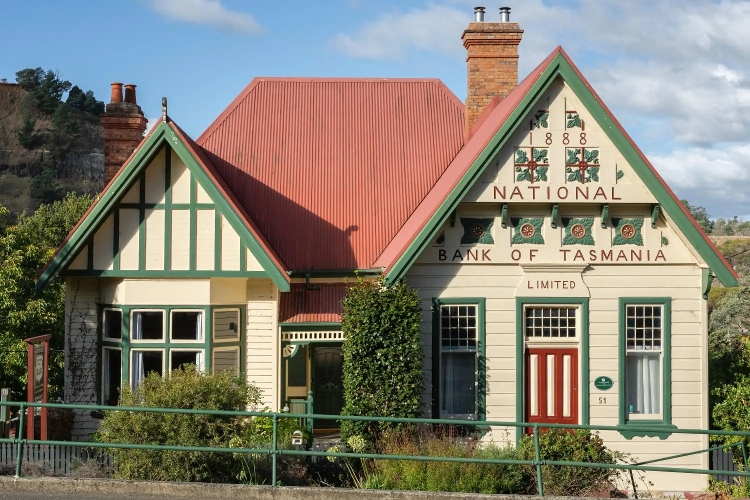 Derby Bank House- Heritage listed two bedroom old school B&B suite or a self contained cabin Derby Bank House- Heritage listed two bedroom old school B&B suite or a self contained cabin