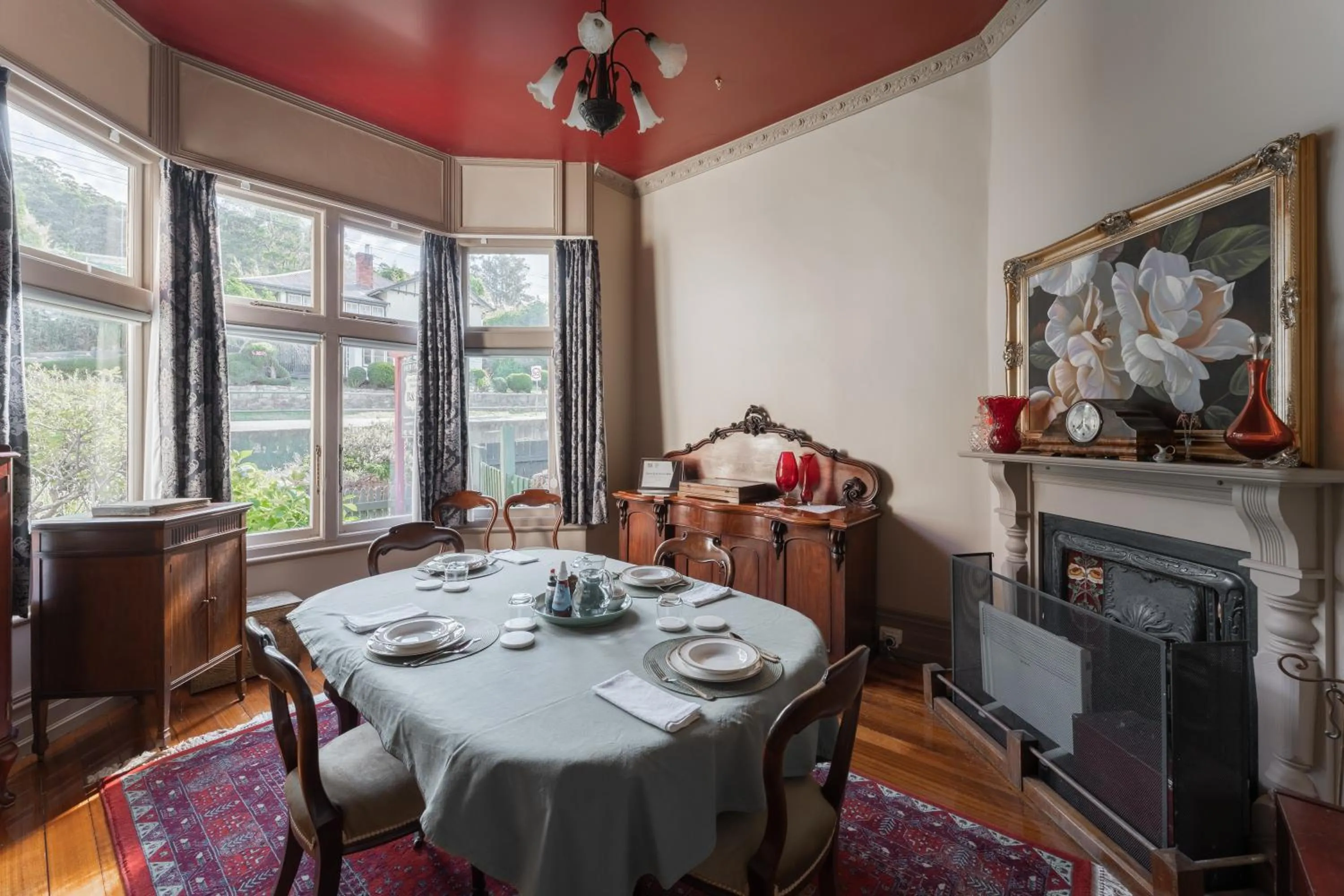 Breakfast in Derby Bank House- Heritage listed two bedroom old school B&B suite or a self contained cabin