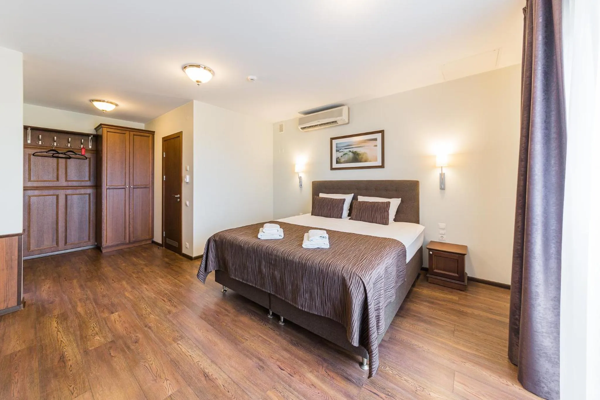 Bed in Motel Panorama