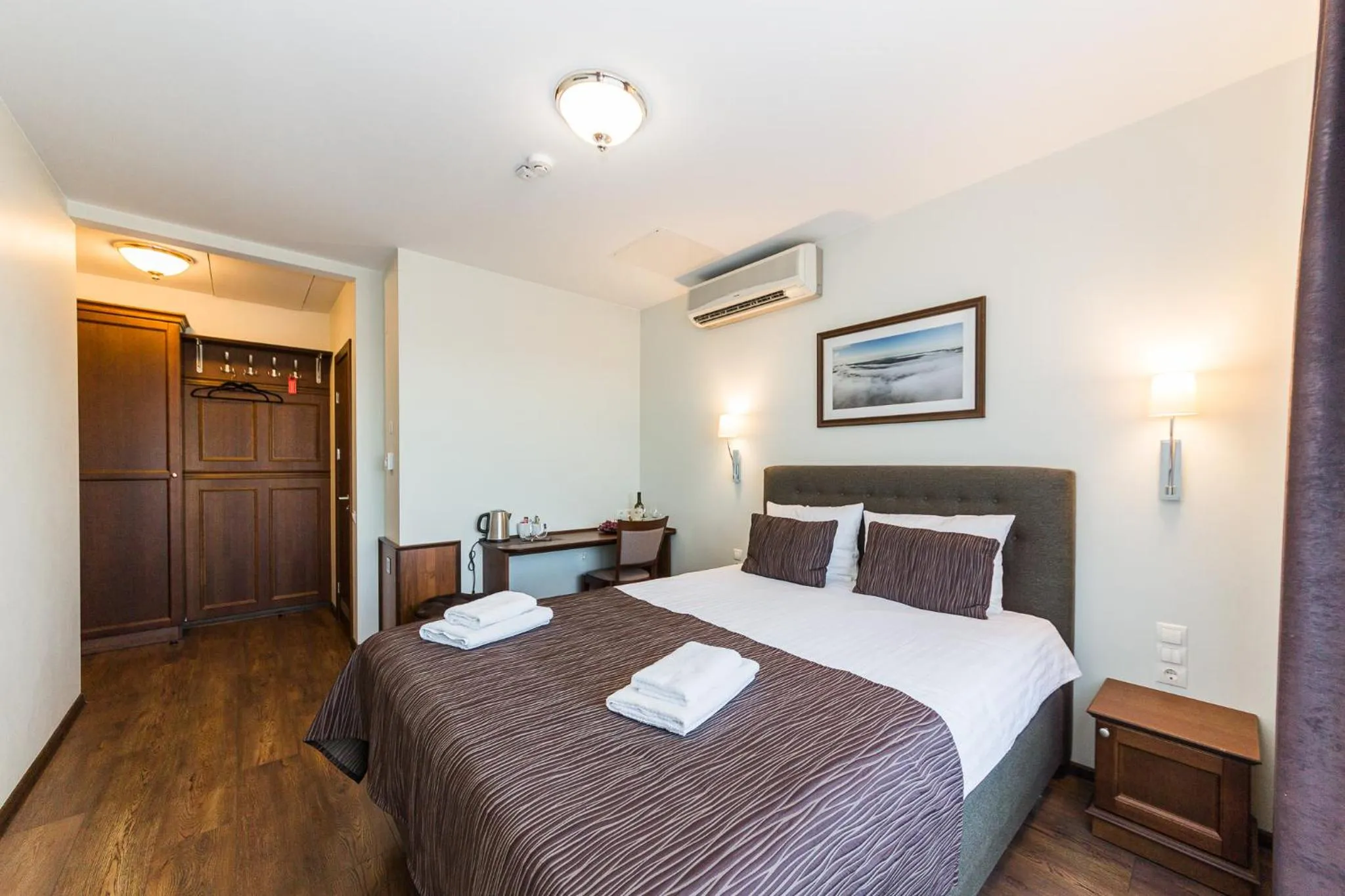 Bed in Motel Panorama