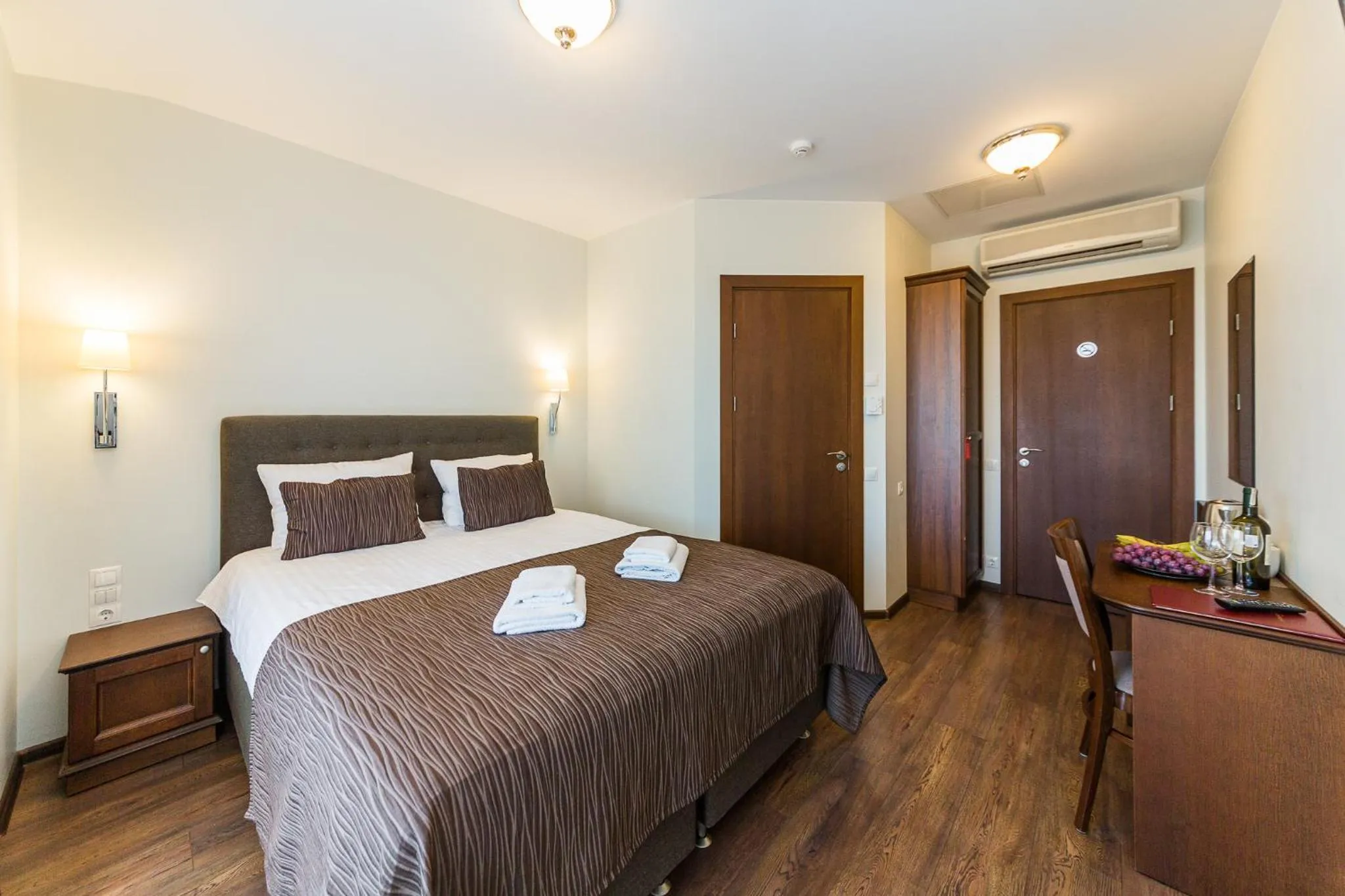 Bed in Motel Panorama