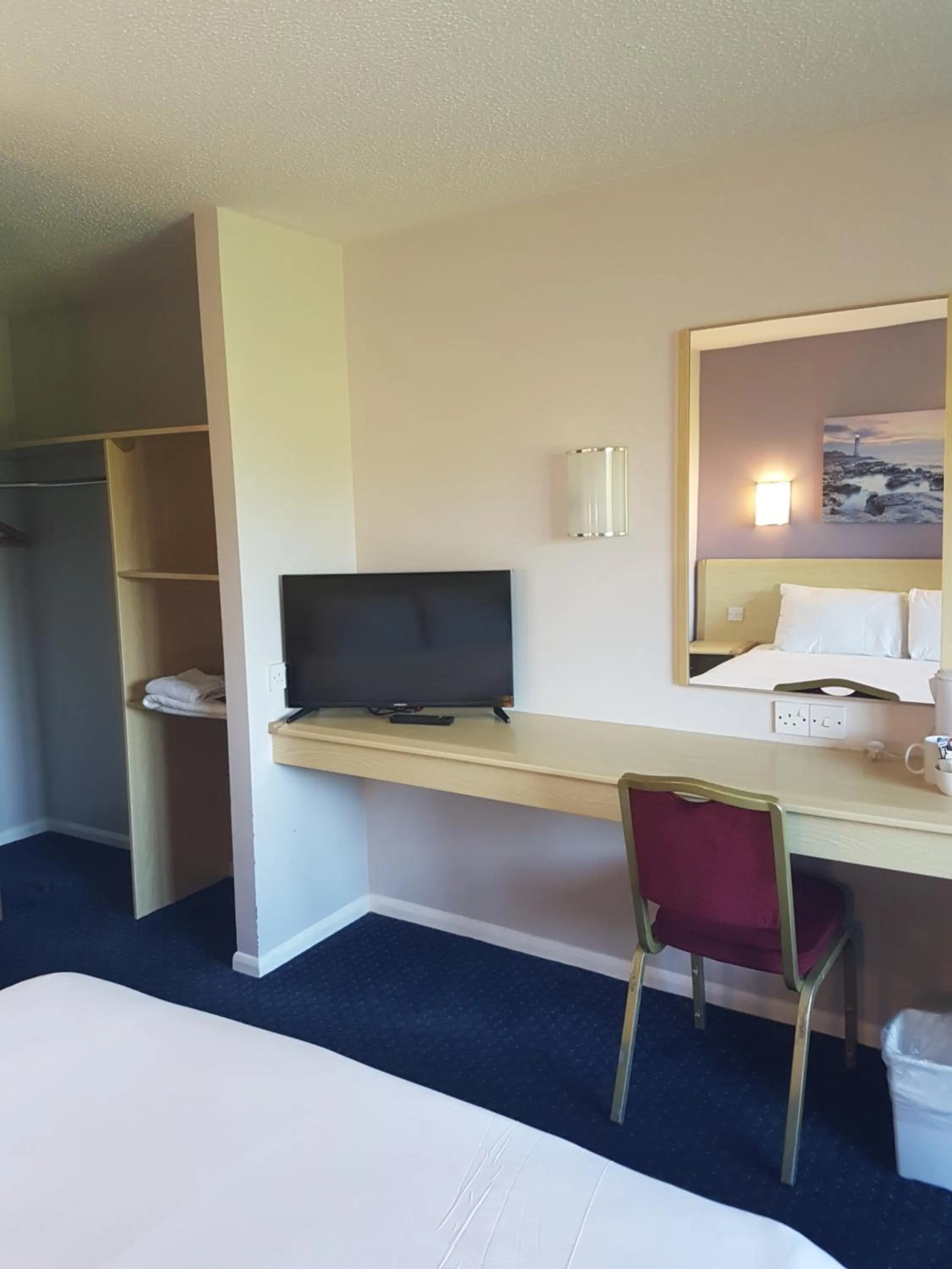 Bedroom, Bed in Redwings Lodge Dunstable