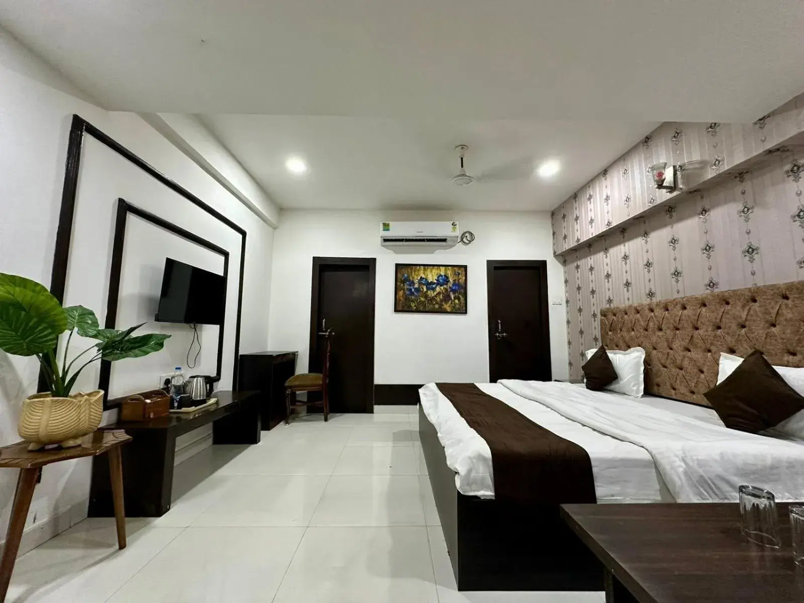 Superior Double Room - single occupancy in Hotel Deendayal Superior Double Room - single occupancy in Hotel Deendayal