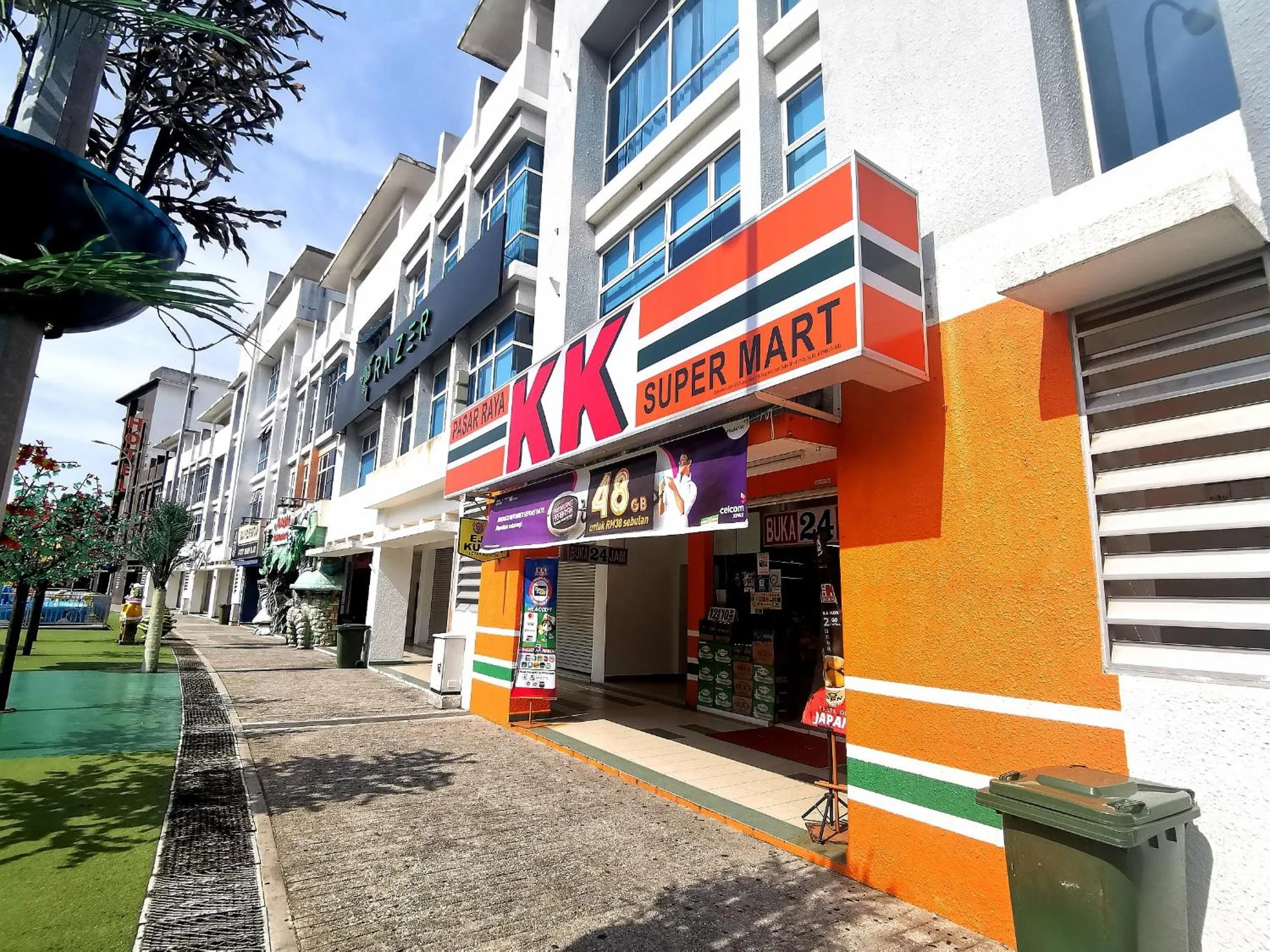 Supermarket/grocery shop in A's House i-City 1-4pax Studio Netflix Wifi