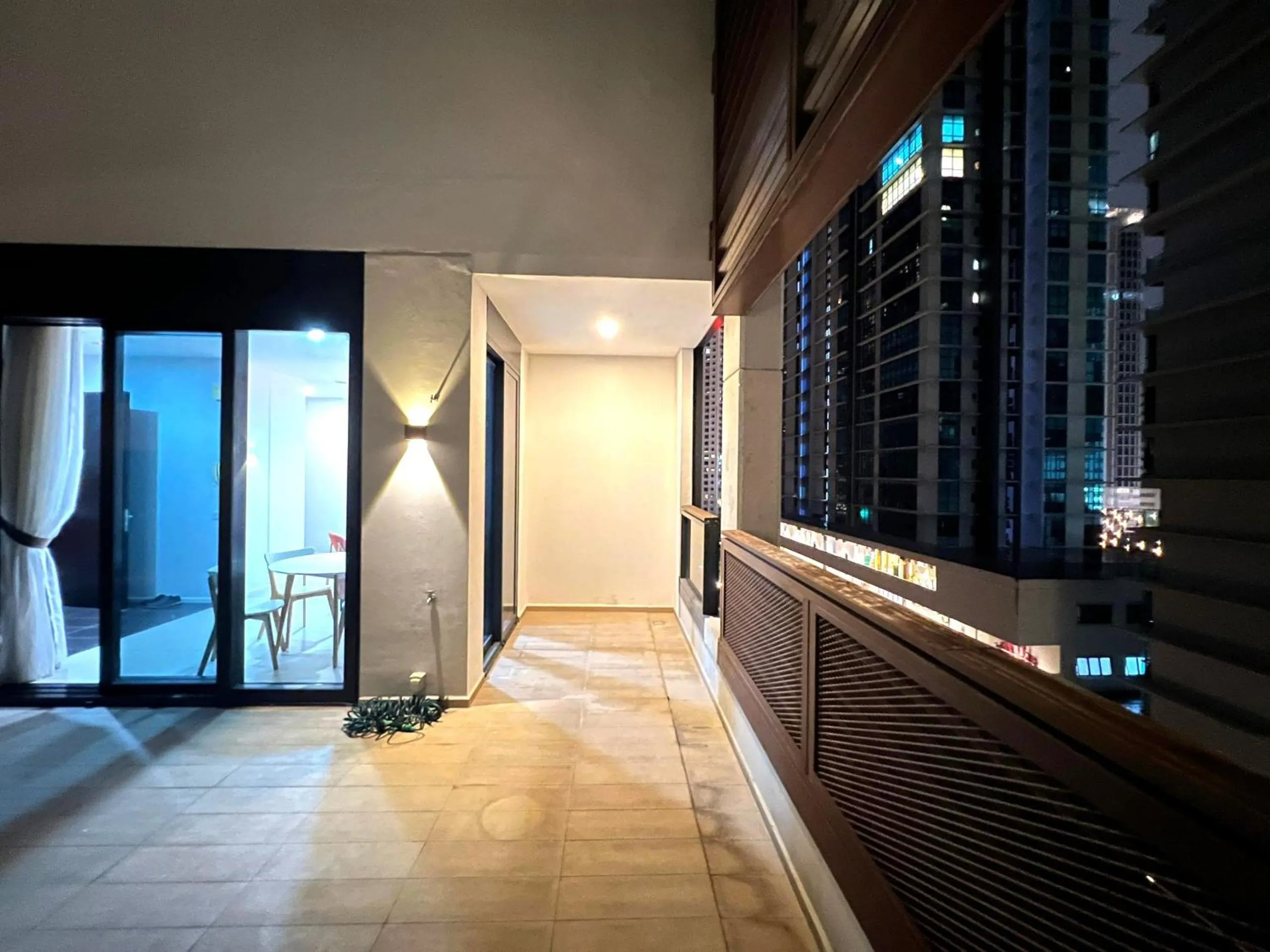 Balcony/Terrace in ARCORIS, MONT KIARA by MK HOME