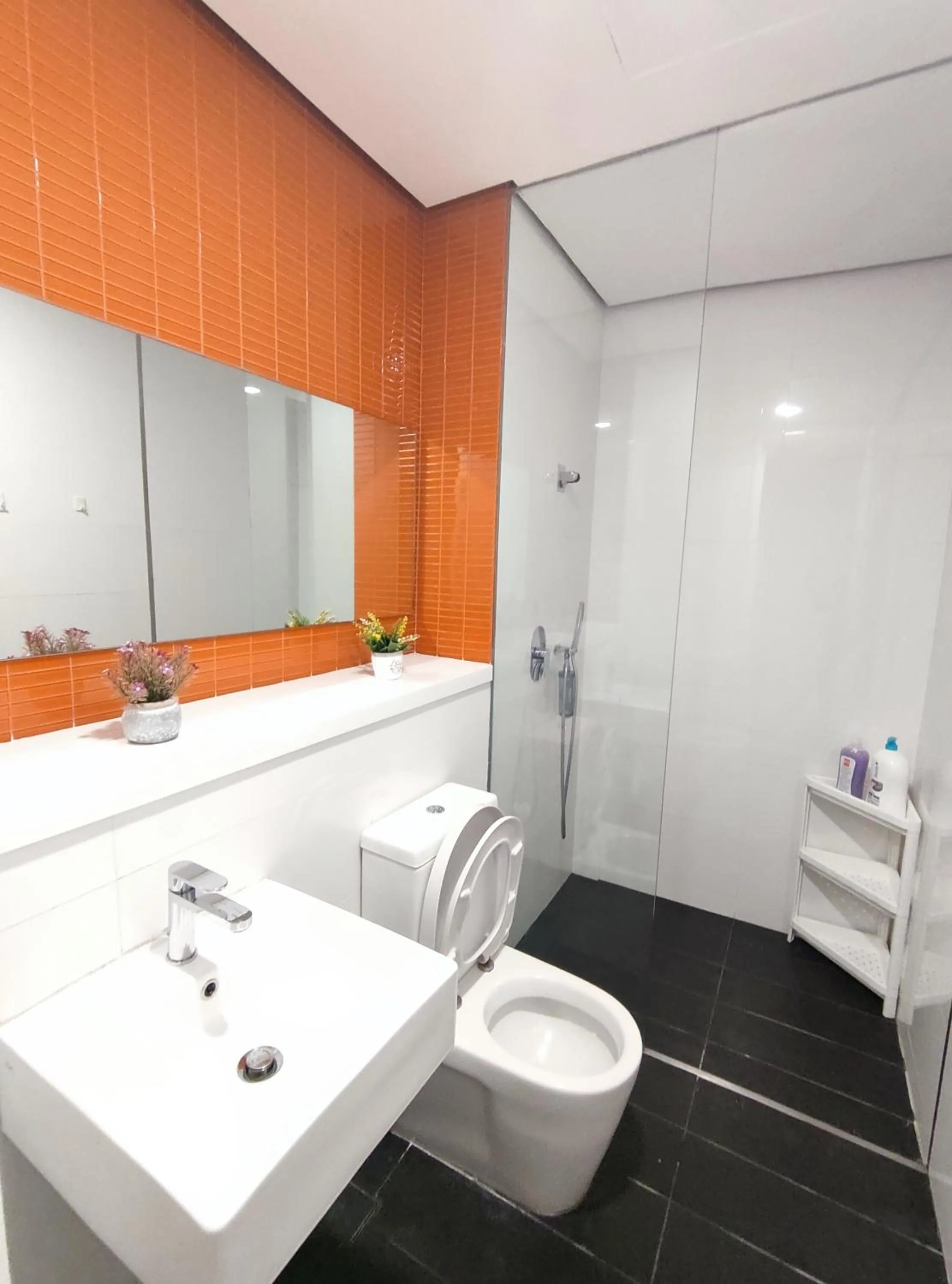 Shower in ARCORIS, MONT KIARA by MK HOME