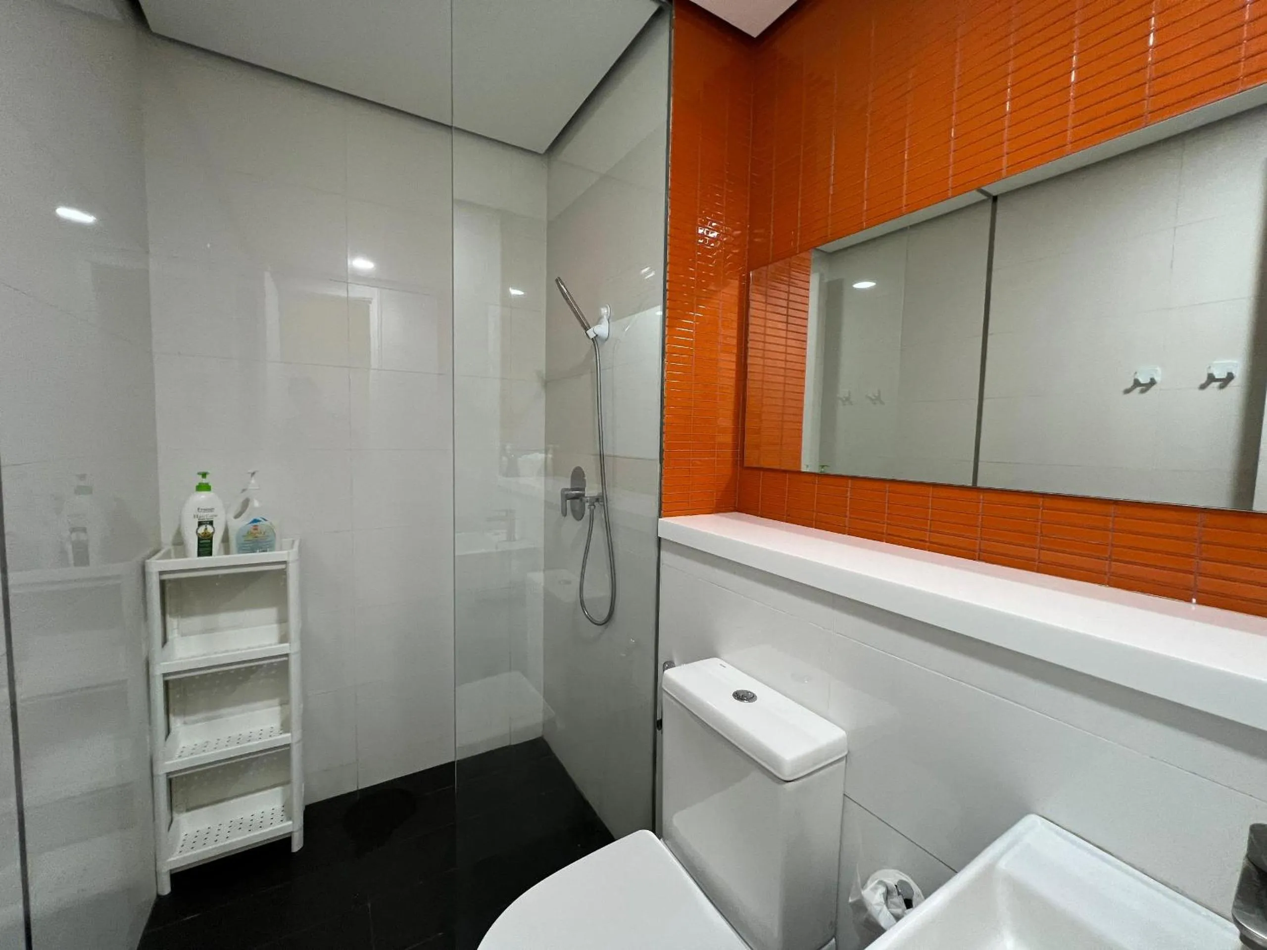 Shower in ARCORIS, MONT KIARA by MK HOME