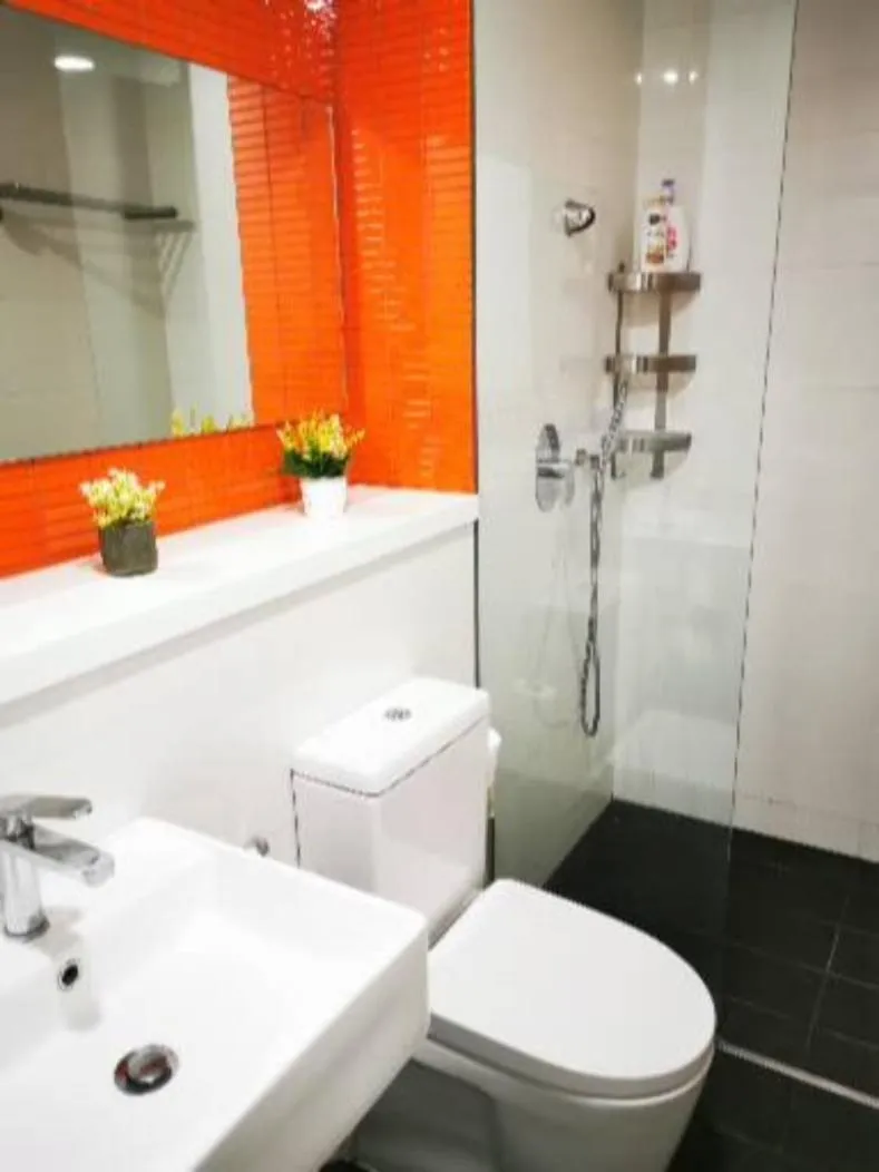 Shower in ARCORIS, MONT KIARA by MK HOME