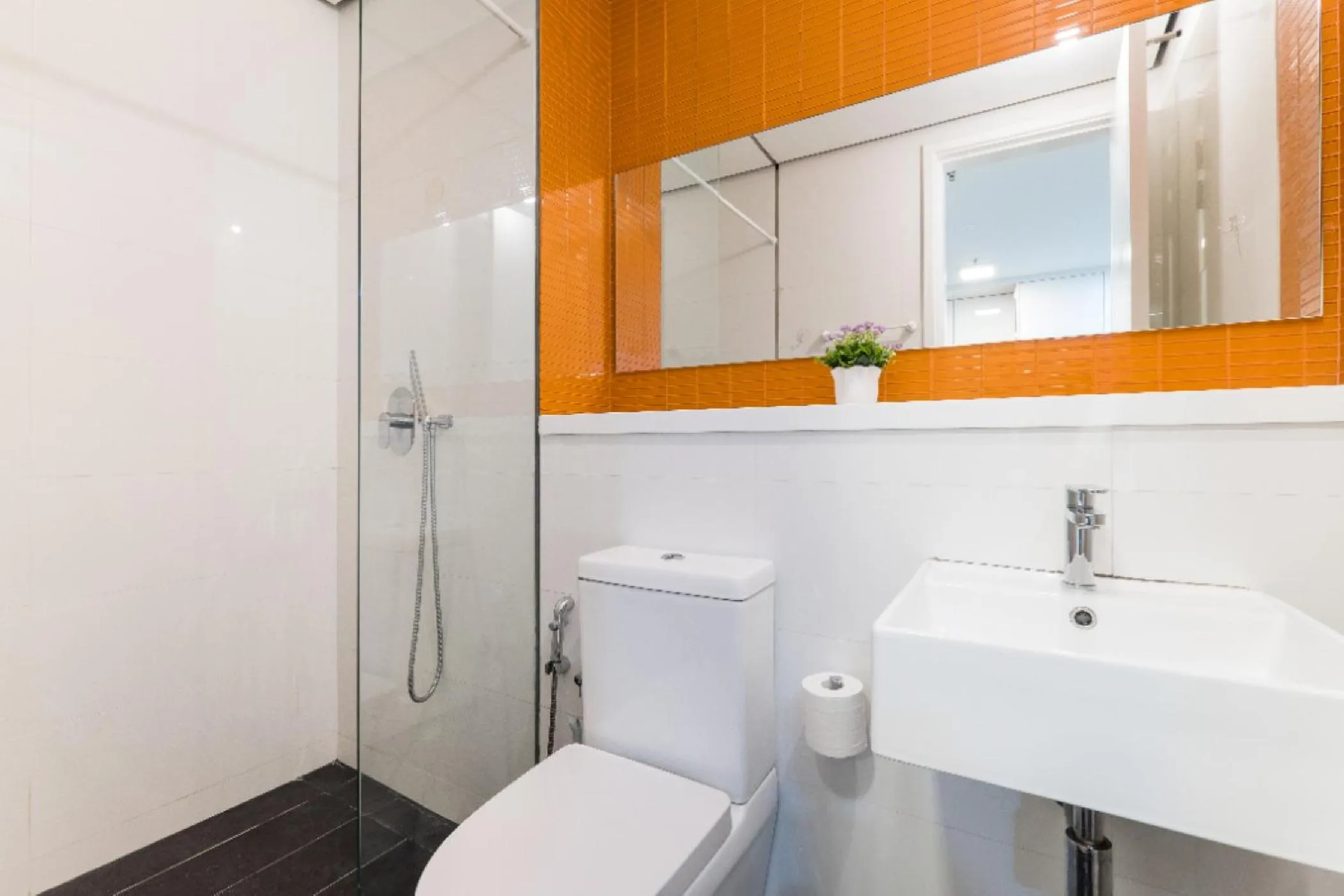 Shower in ARCORIS, MONT KIARA by MK HOME