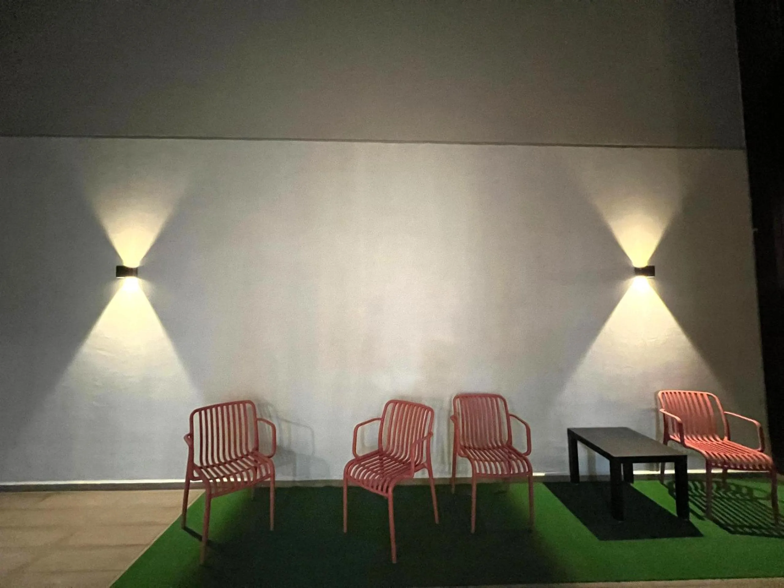 Seating area in ARCORIS, MONT KIARA by MK HOME