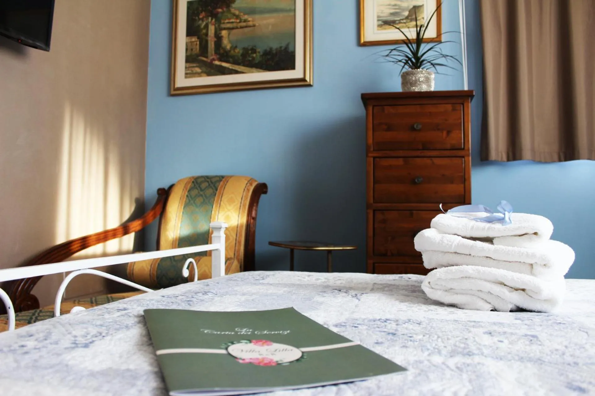 towels, Bed in B&B Villa Lilla