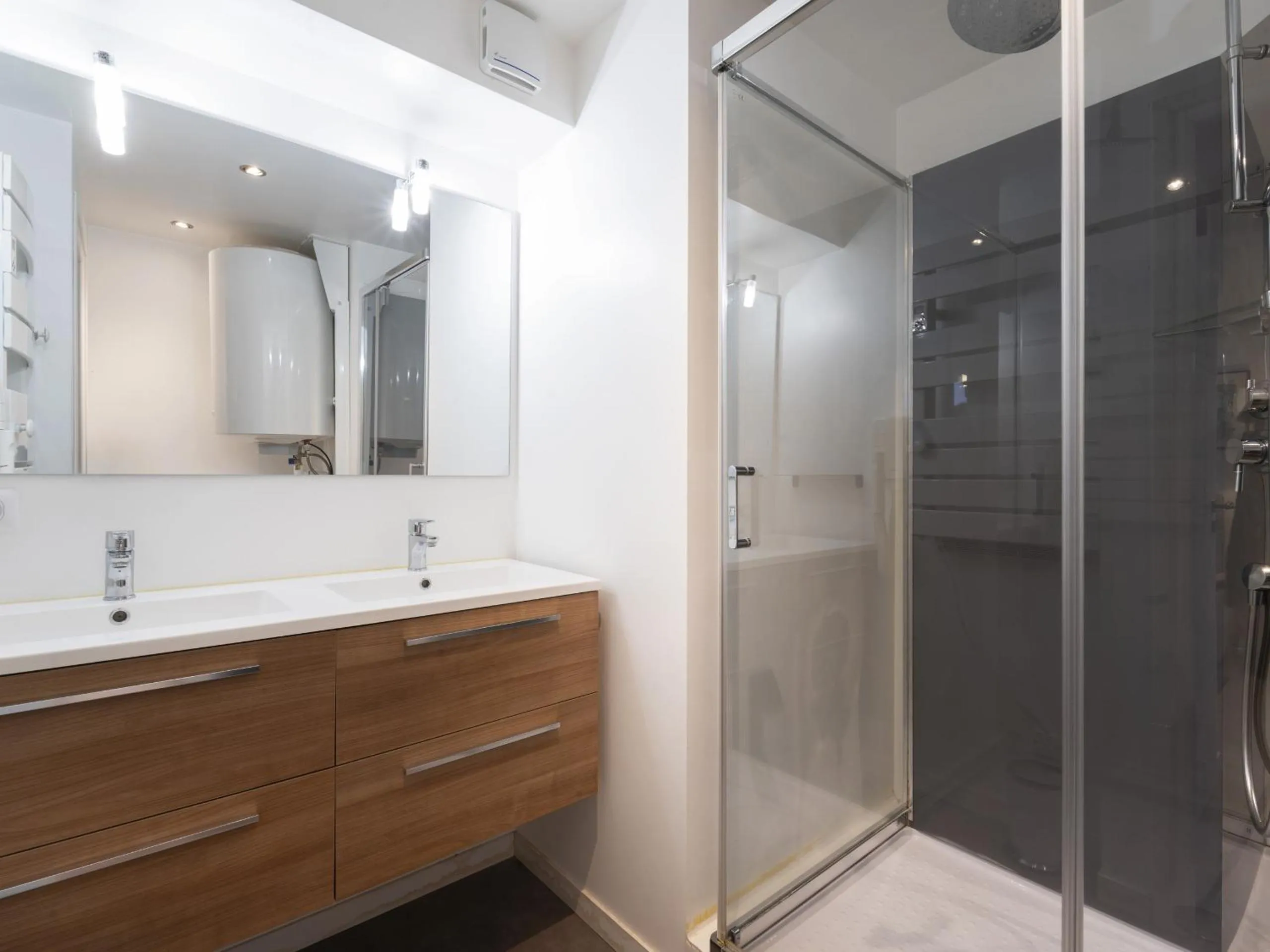 Bathroom in Residence Louis Quartier Des Lilas