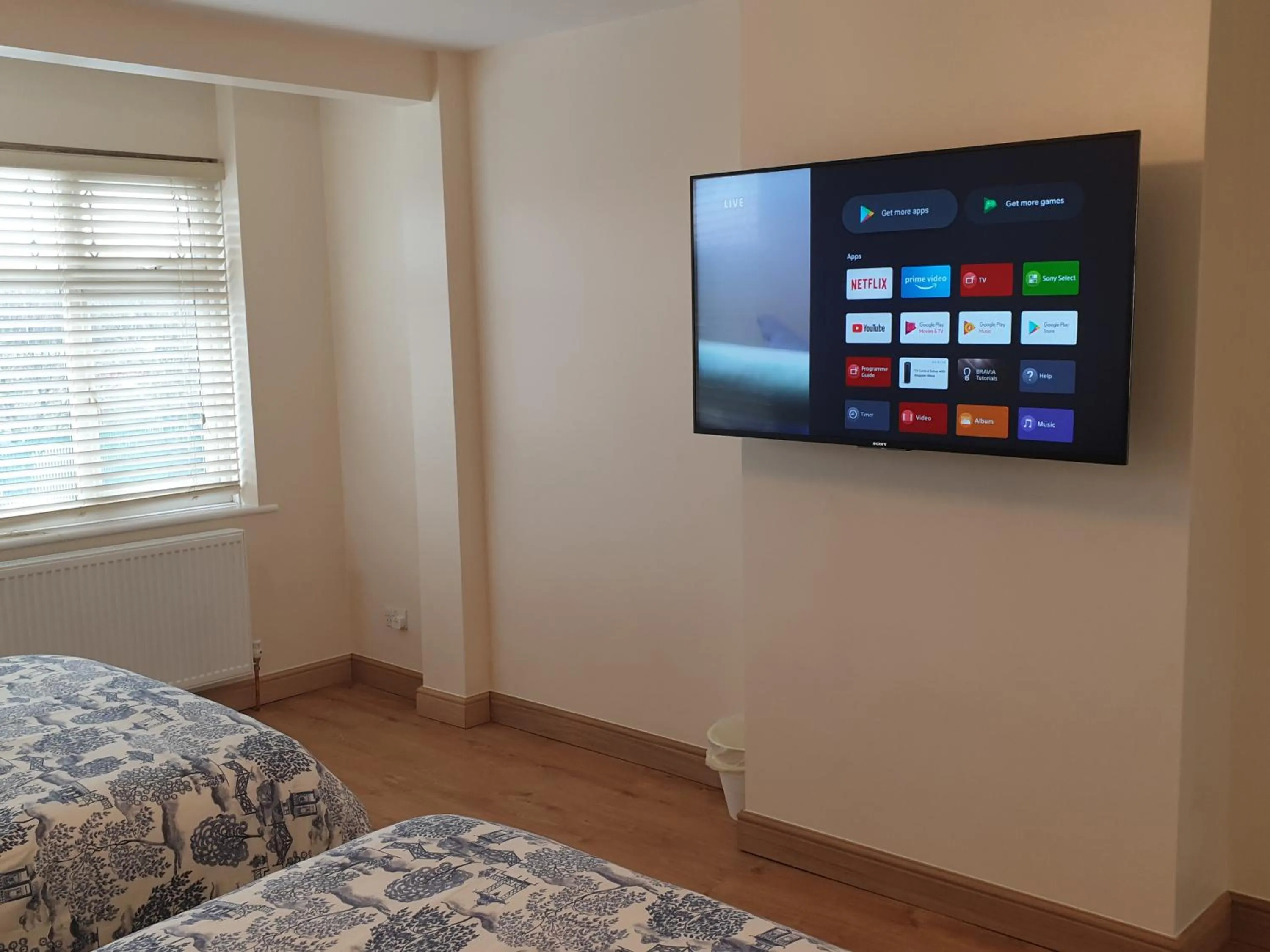 Apartment in London Luxury 3 Bedroom Flat 1min walk from Underground, with FREE PARKING Sleeps x10