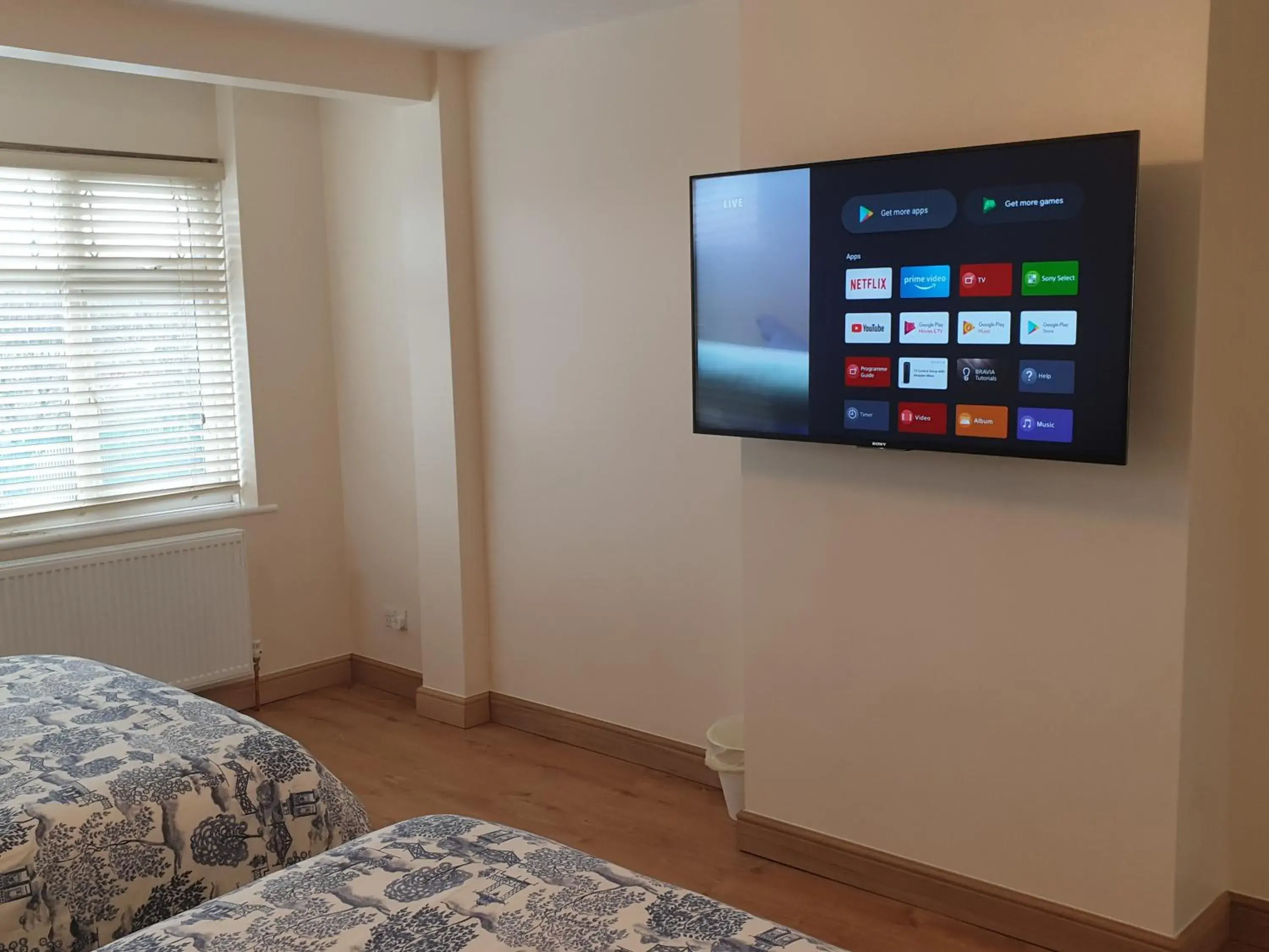 Apartment in London Luxury 3 Bedroom Flat 1min walk from Underground, with FREE PARKING Sleeps x10 Apartment in London Luxury 3 Bedroom Flat 1min walk from Underground, with FREE PARKING Sleeps x10