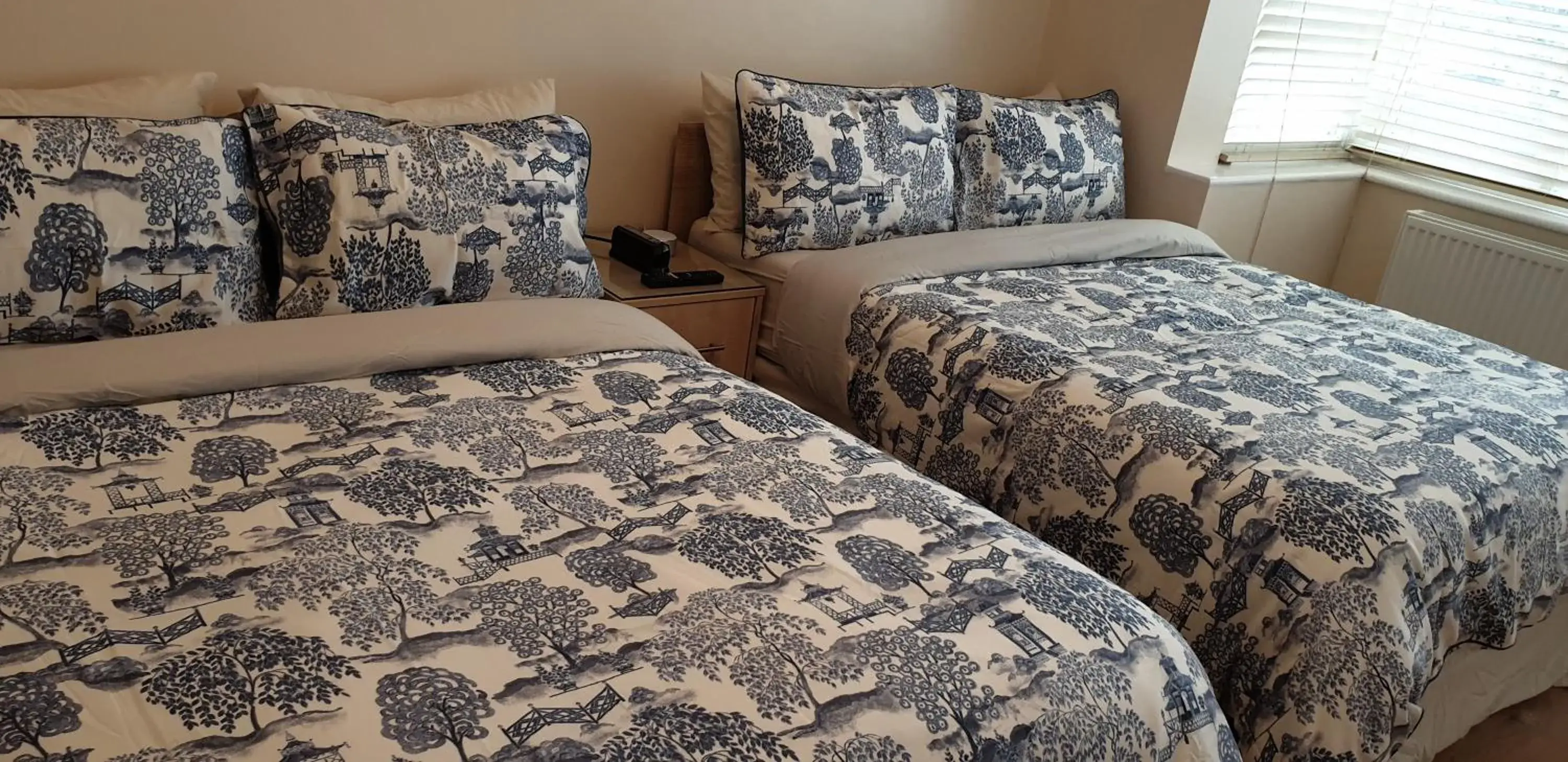 London Luxury 3 Bedroom Flat 1min walk from Underground, with FREE PARKING Sleeps x10 London Luxury 3 Bedroom Flat 1min walk from Underground, with FREE PARKING Sleeps x10