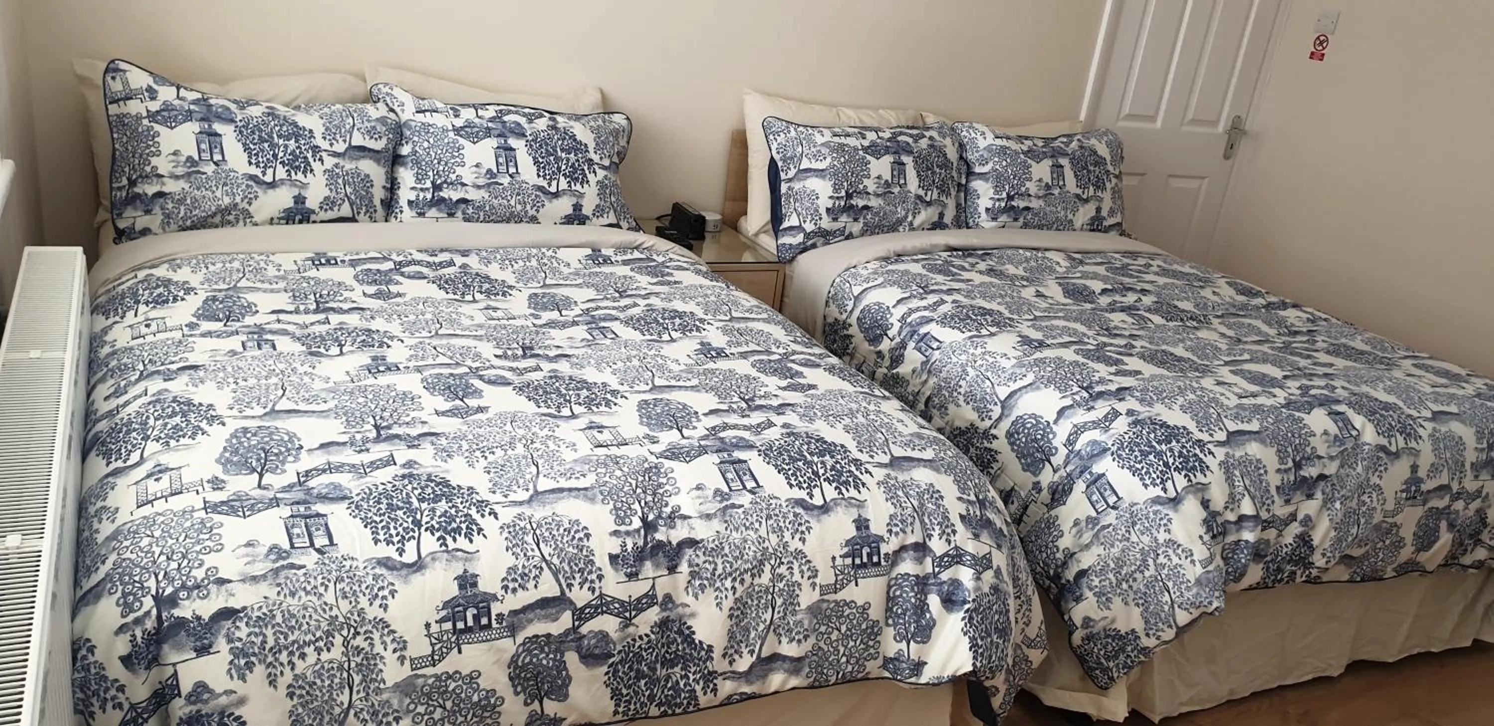 London Luxury 3 Bedroom Flat 1min walk from Underground, with FREE PARKING Sleeps x10