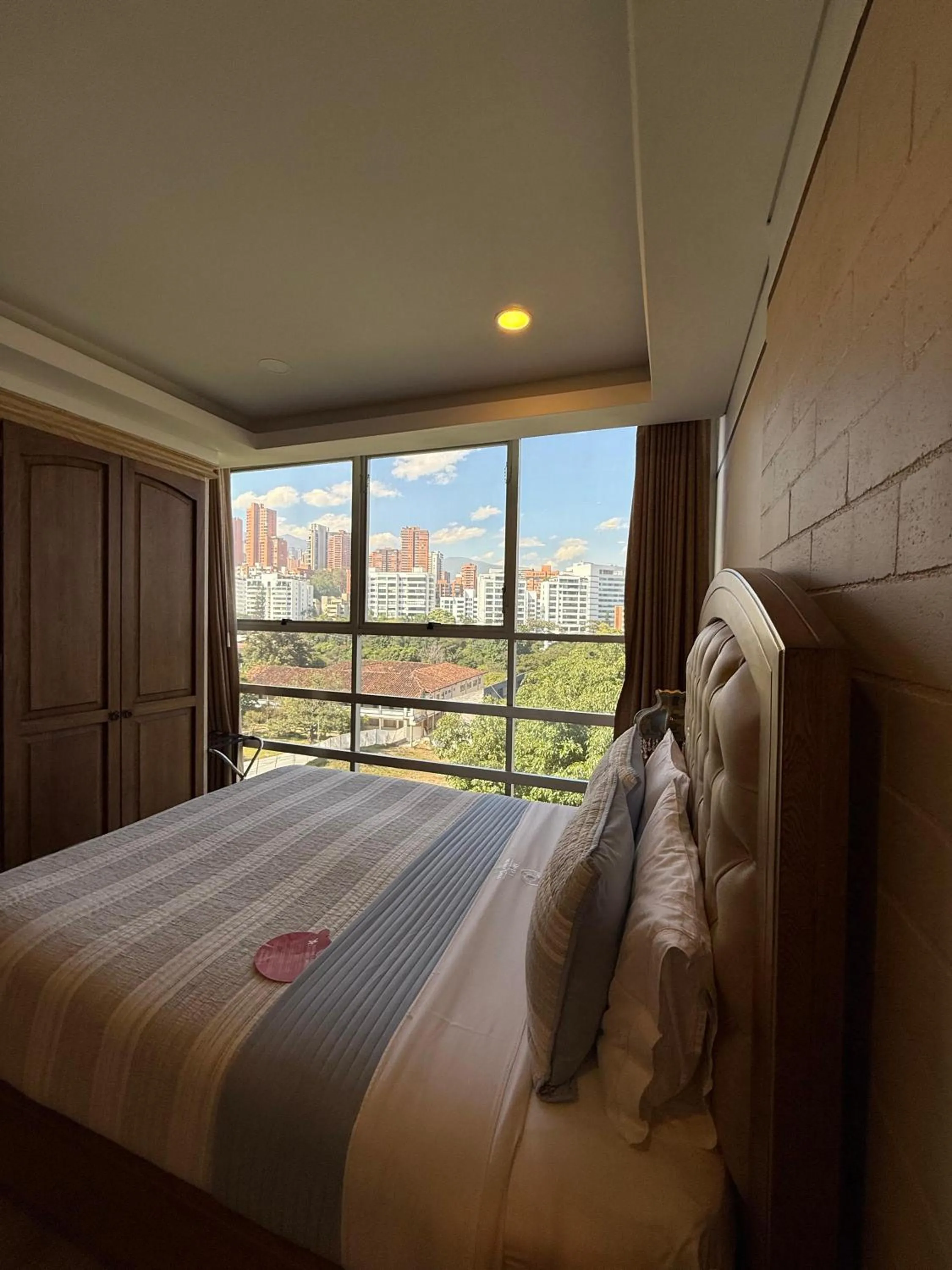 Quiet street view, Bed in Hotel Du Parc