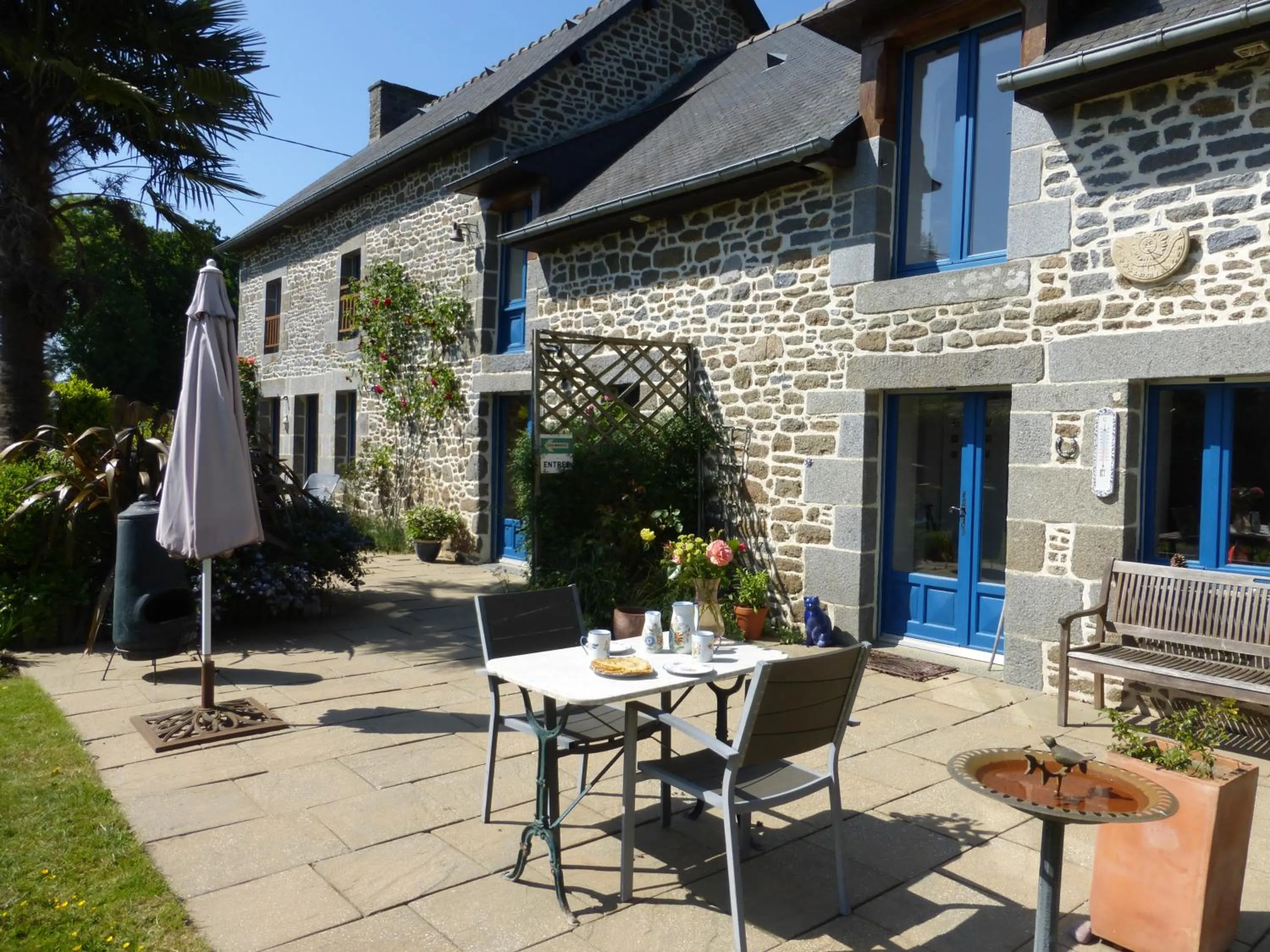 Facade/entrance in Les Petites Chapelles