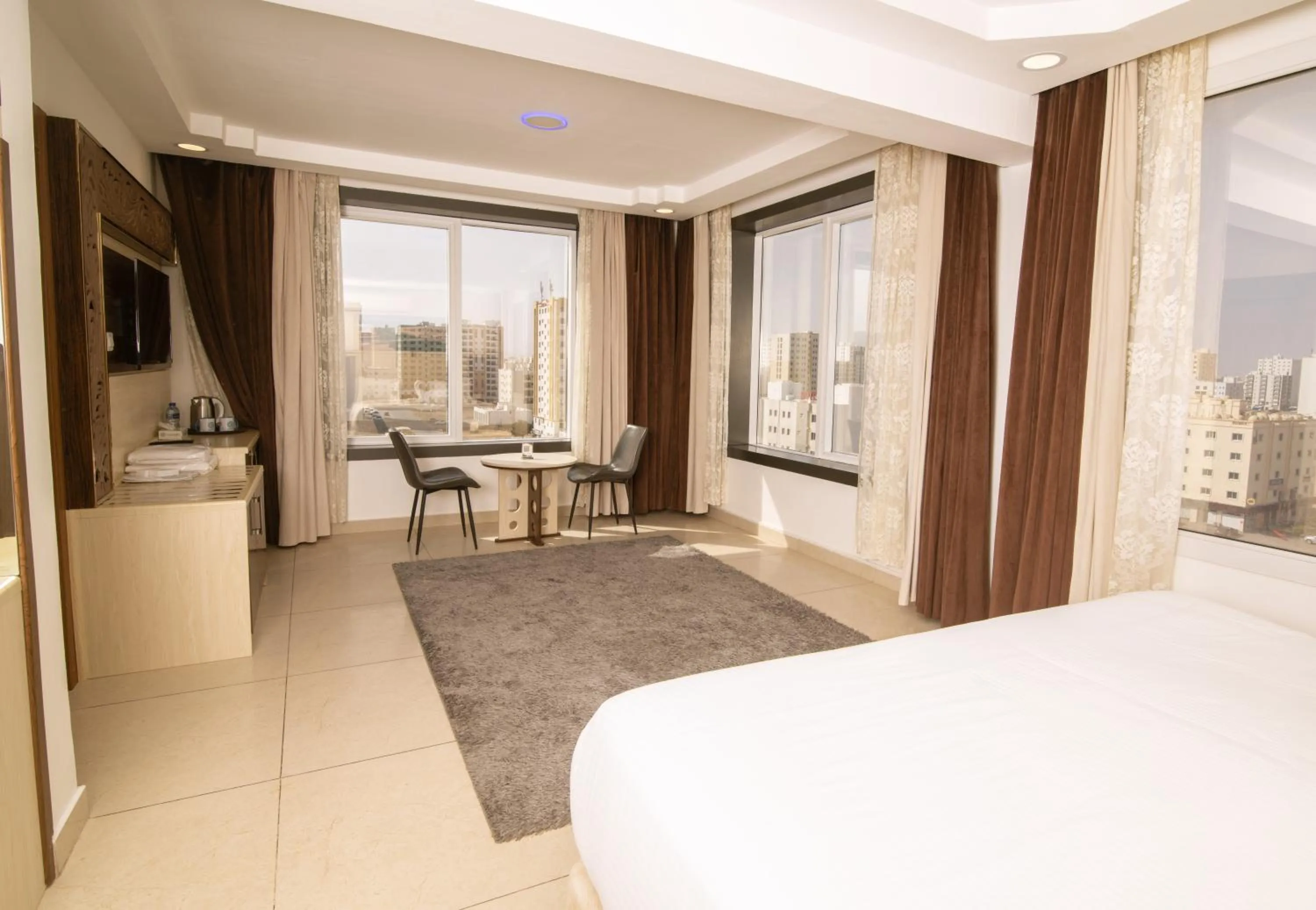 Living room, Bed in Diamond Star Hotel فندق النجمة الماسية
