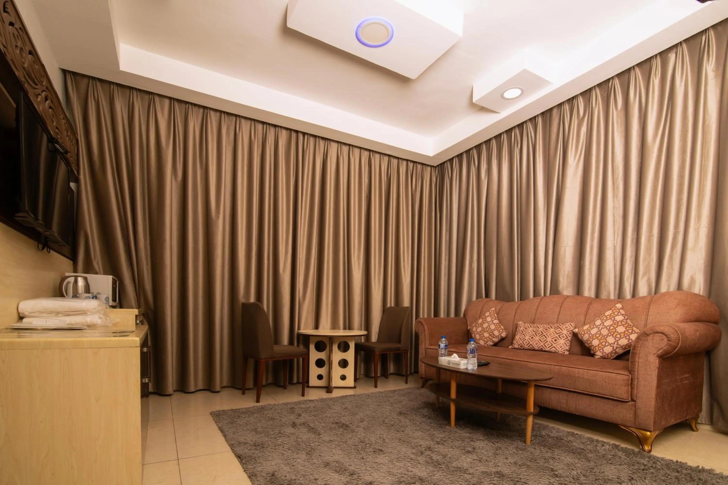 Seating area in Diamond Star Hotel فندق النجمة الماسية