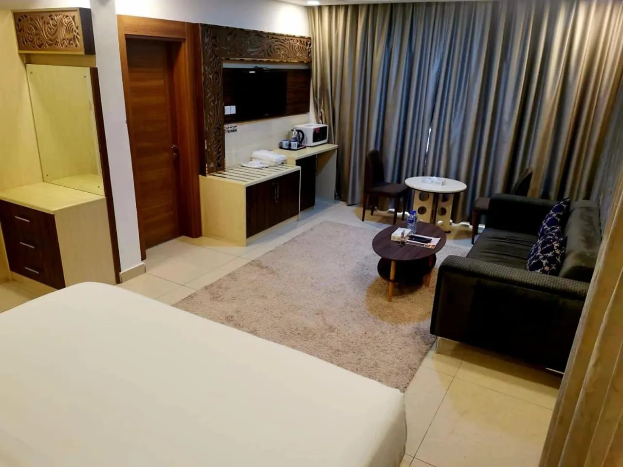 Seating area in Diamond Star Hotel فندق النجمة الماسية