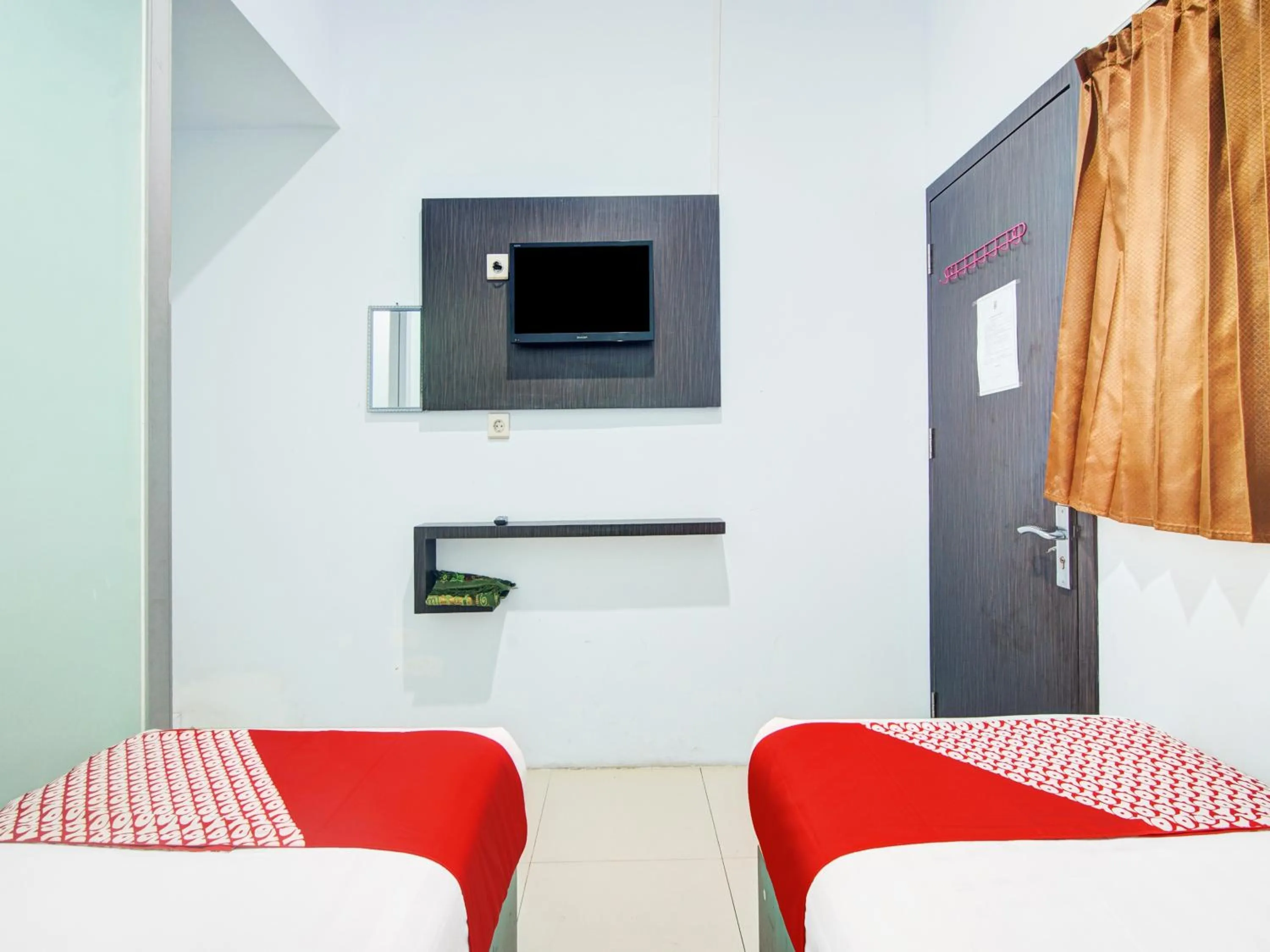 Bedroom, TV/Entertainment Center in OYO 90419 Azzahra Homestay Syariah