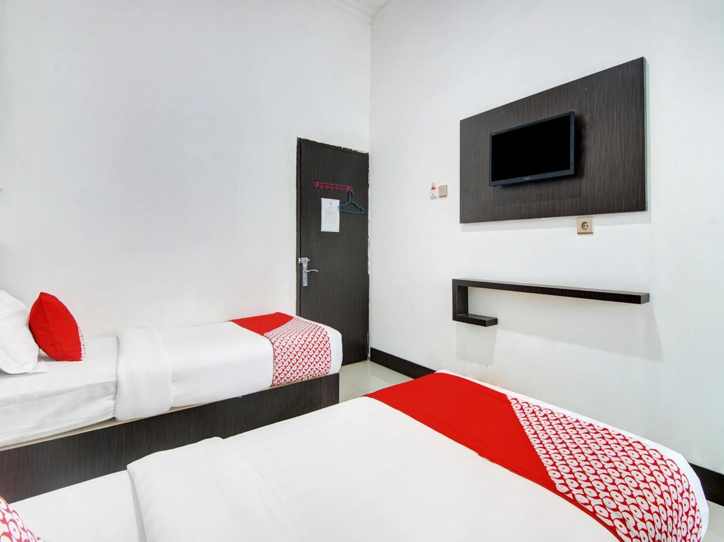 Bedroom, TV/Entertainment Center in OYO 90419 Azzahra Homestay Syariah