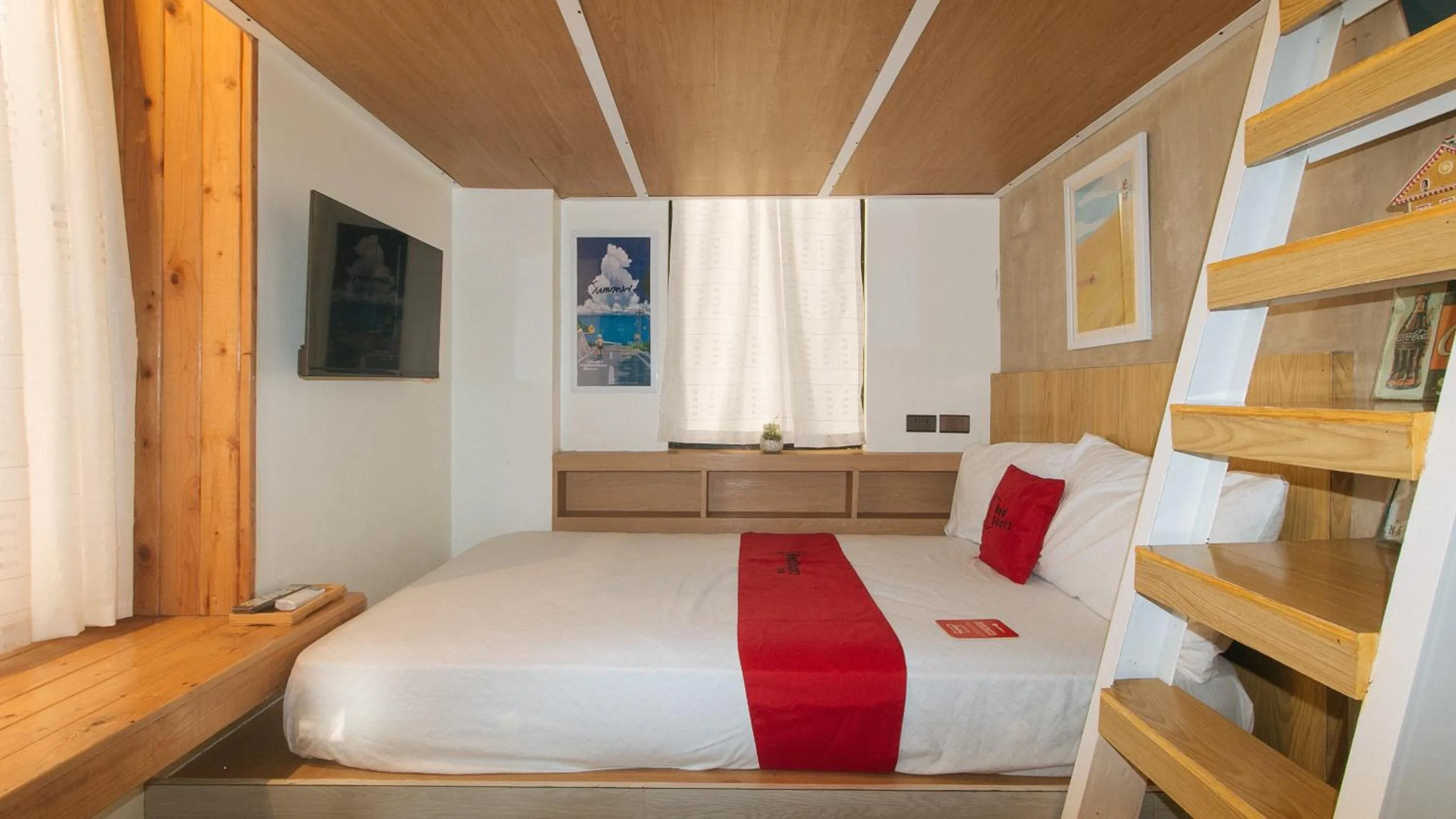 Bed in RedDoorz at Anton's Loft Designer Resort Pansol Calamba Laguna