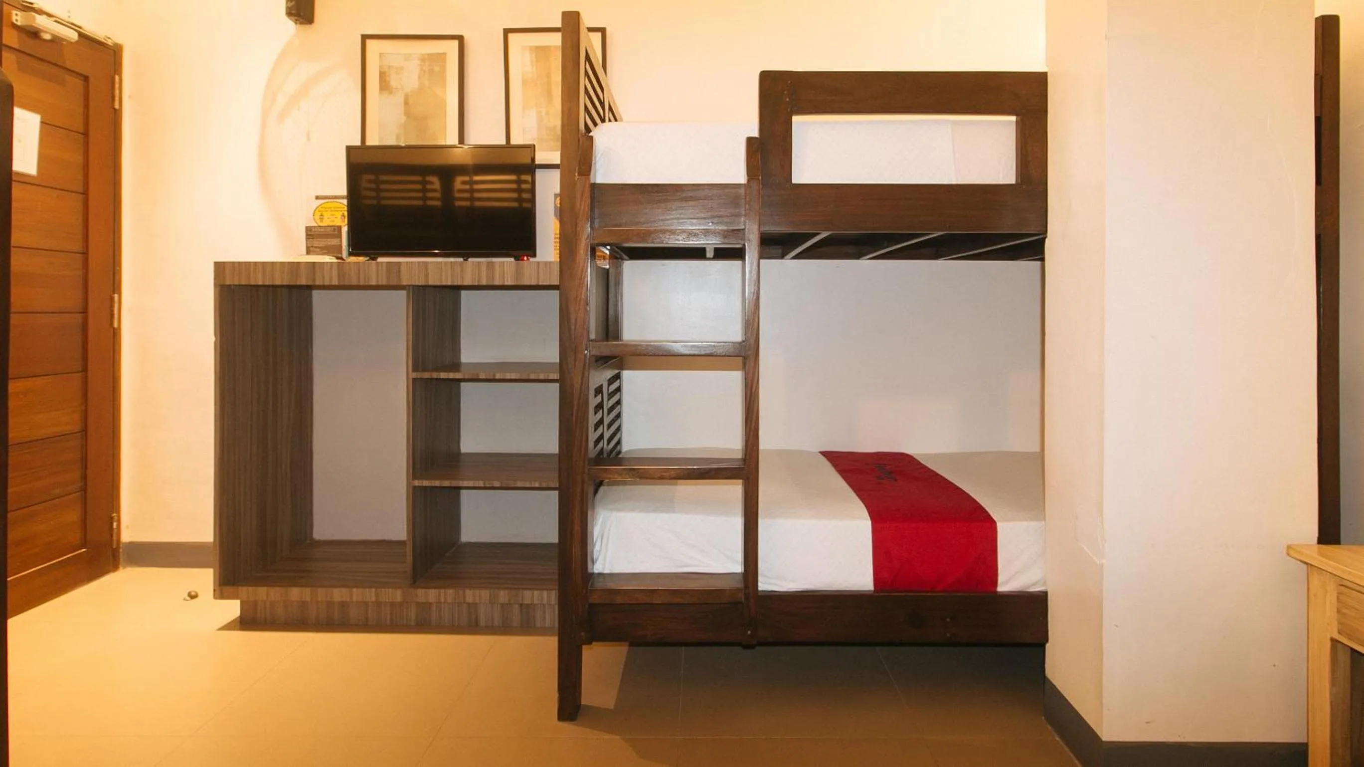 Bed in RedDoorz at Anton's Loft Designer Resort Pansol Calamba Laguna