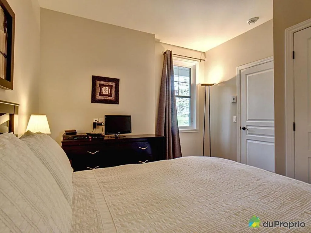 Bedroom, Bed in Condo Le Champlain - 105