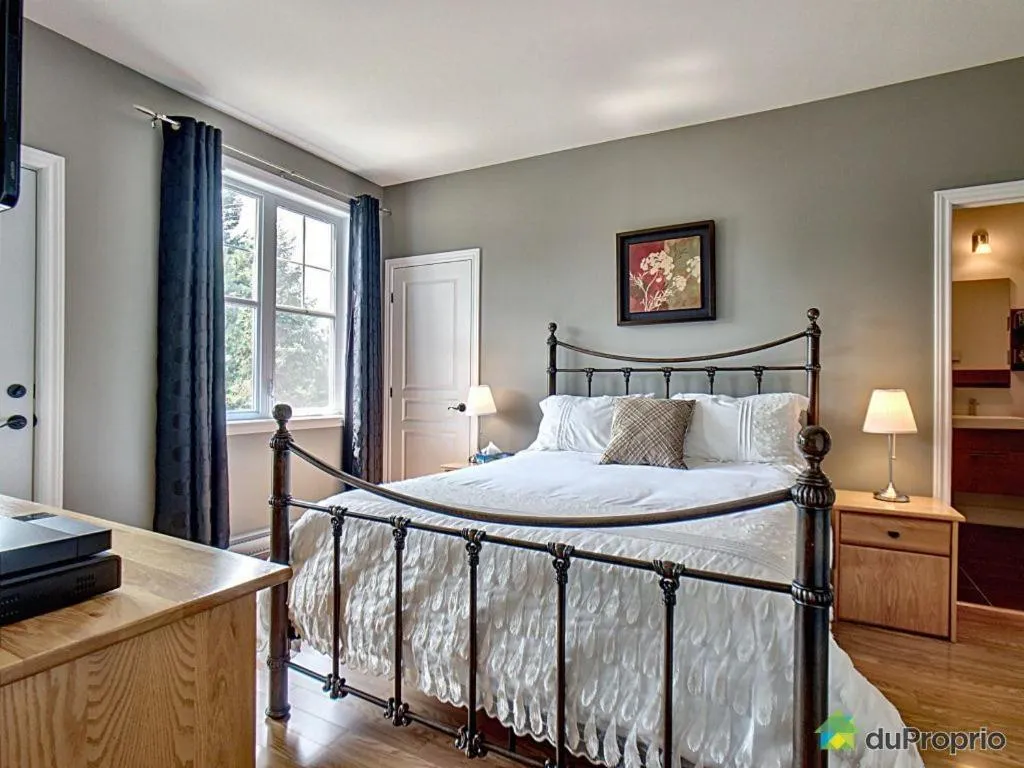 Bedroom, Bed in Condo Le Champlain - 105