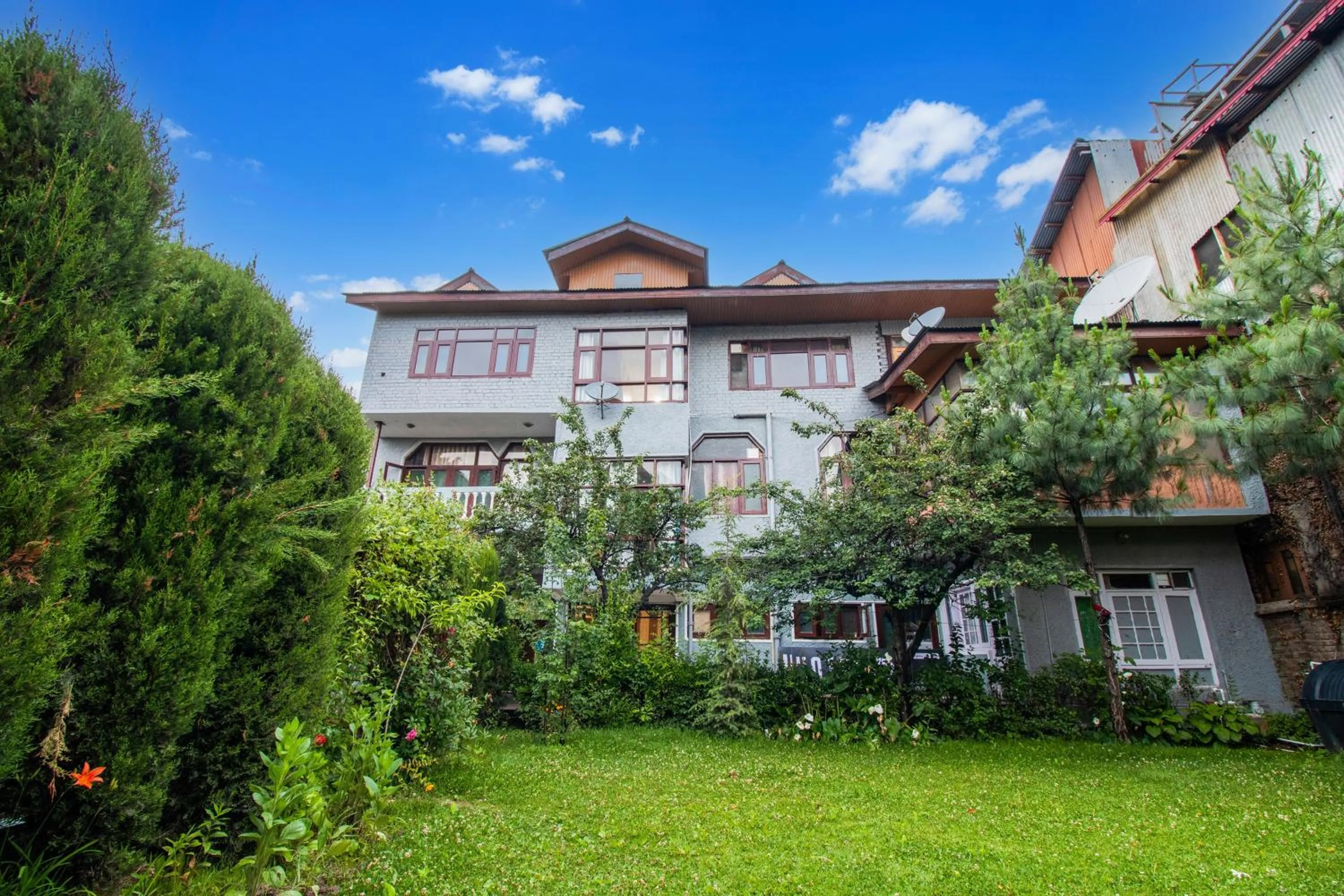 Facade/entrance in Collection O Airport Road Solina