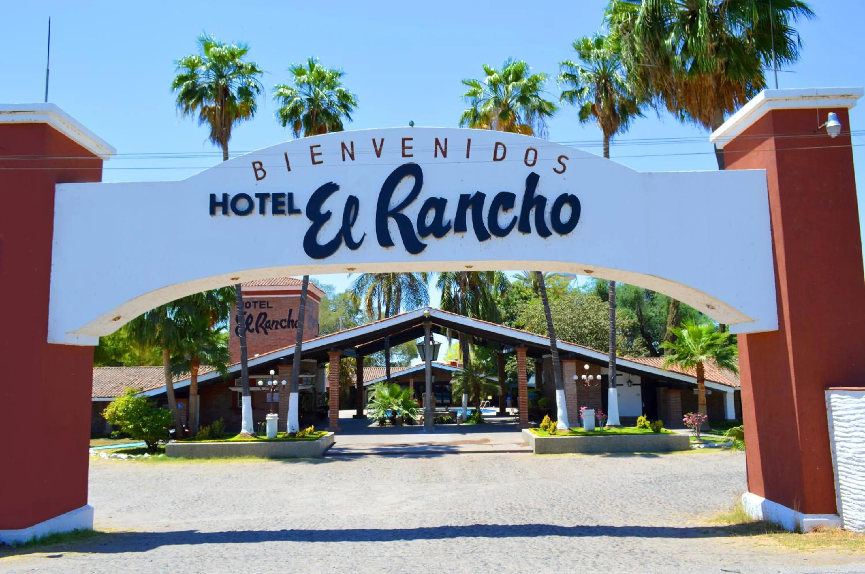 Facade/entrance in Hotel El Rancho