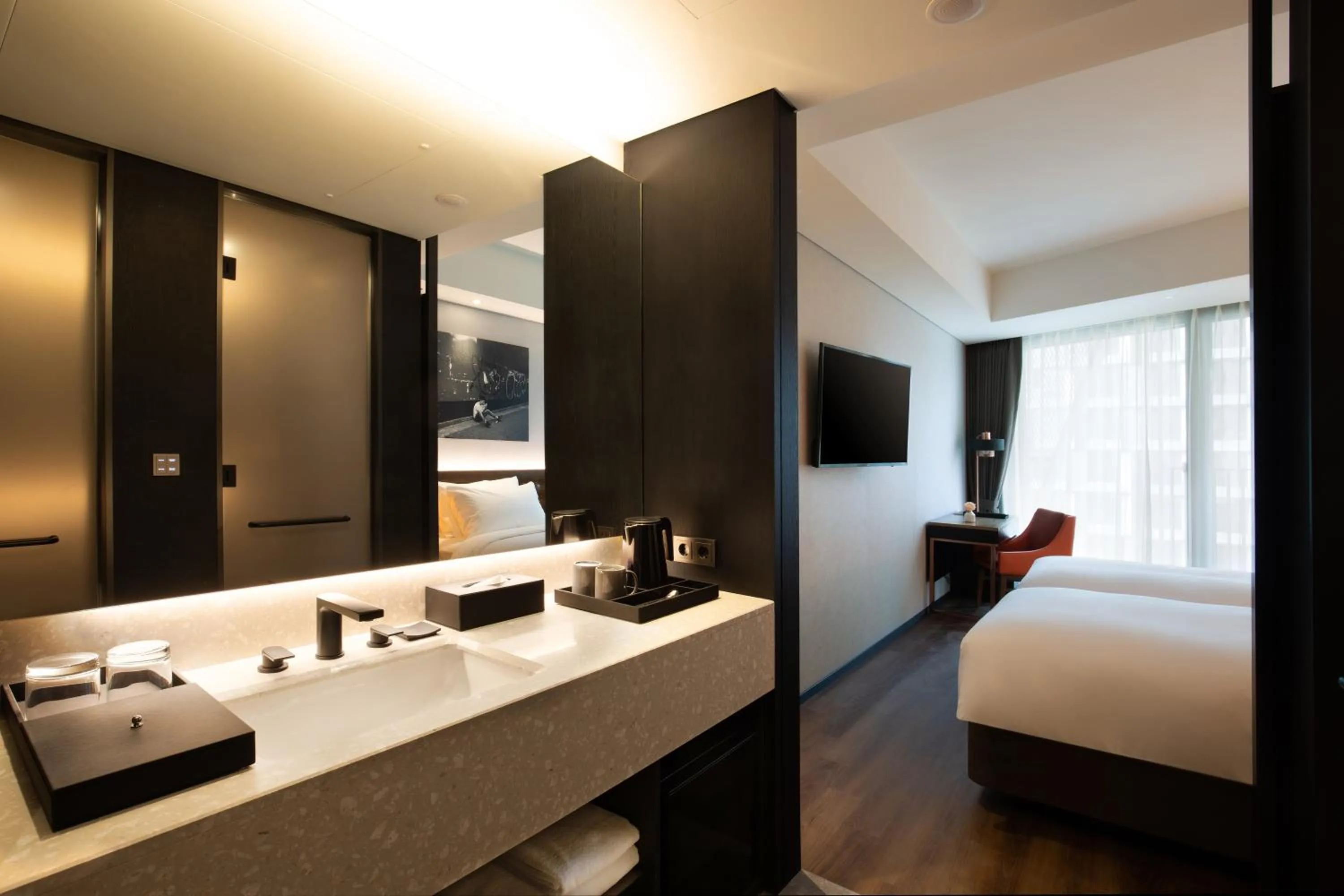 Bathroom, Bed in Mercure Ambassador Seoul Hongdae